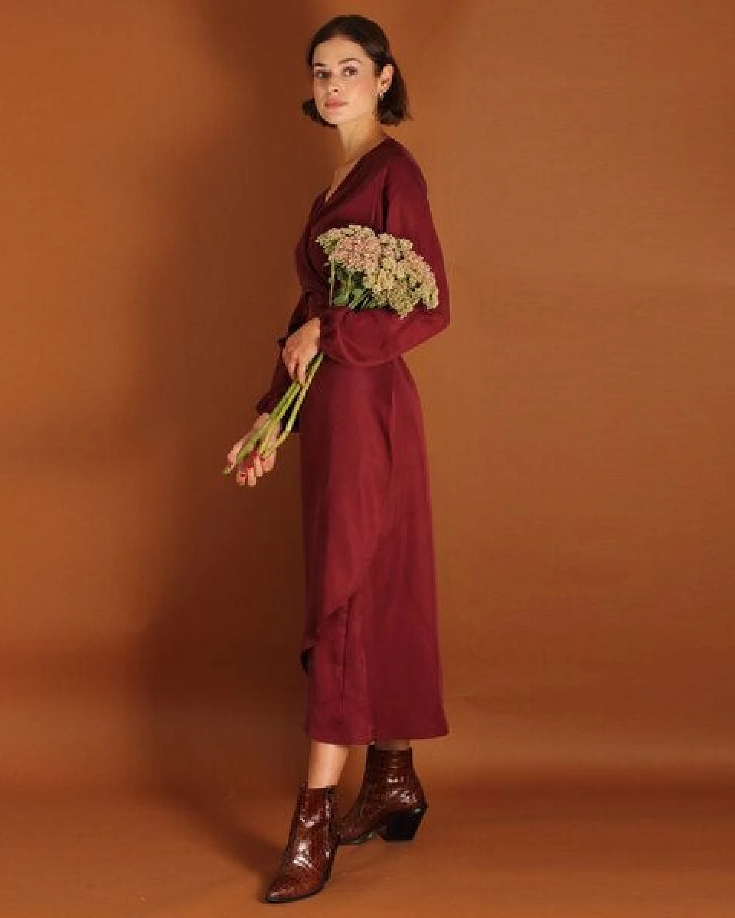 ManduTrap Langärmeliges Tencel Wickelkleid Tara in blau oder berry – Ansicht 3
