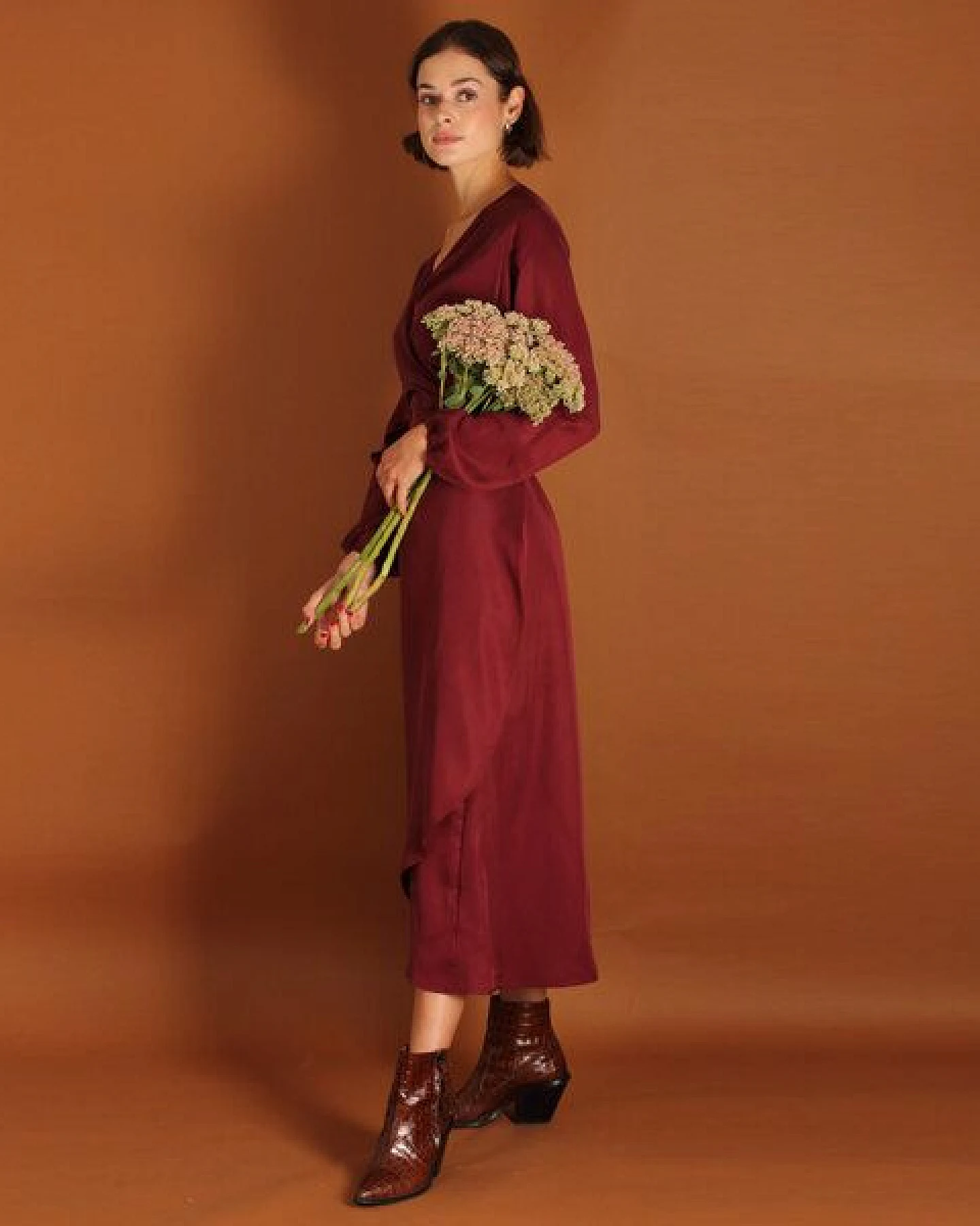ManduTrap Langärmeliges Tencel Wickelkleid Tara in blau oder berry – Ansicht 2