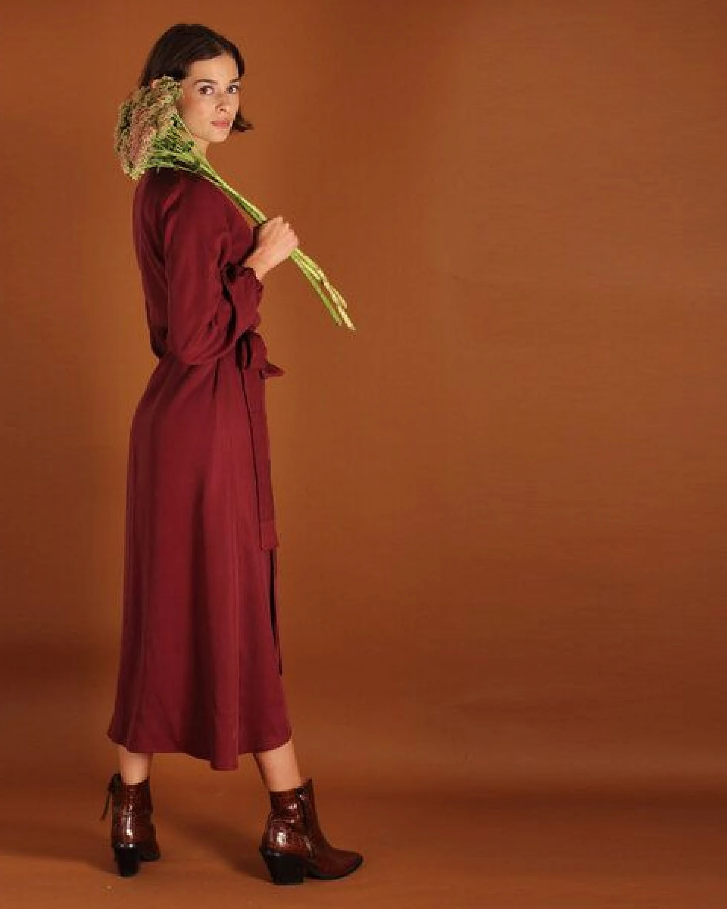 ManduTrap Langärmeliges Tencel Wickelkleid Tara in blau oder berry – Ansicht 3