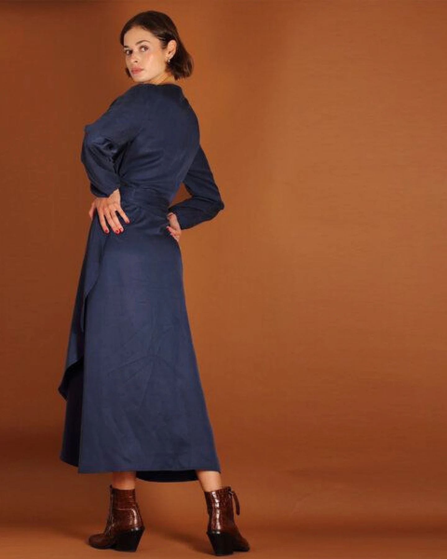 ManduTrap Langärmeliges Tencel Wickelkleid Tara in blau oder berry – Ansicht 2