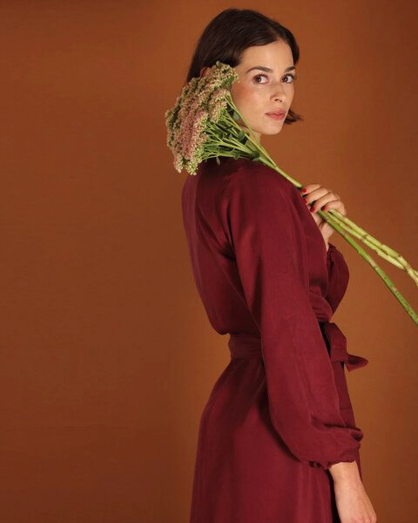 ManduTrap Langärmeliges Tencel Wickelkleid Tara in blau oder berry – Ansicht 2