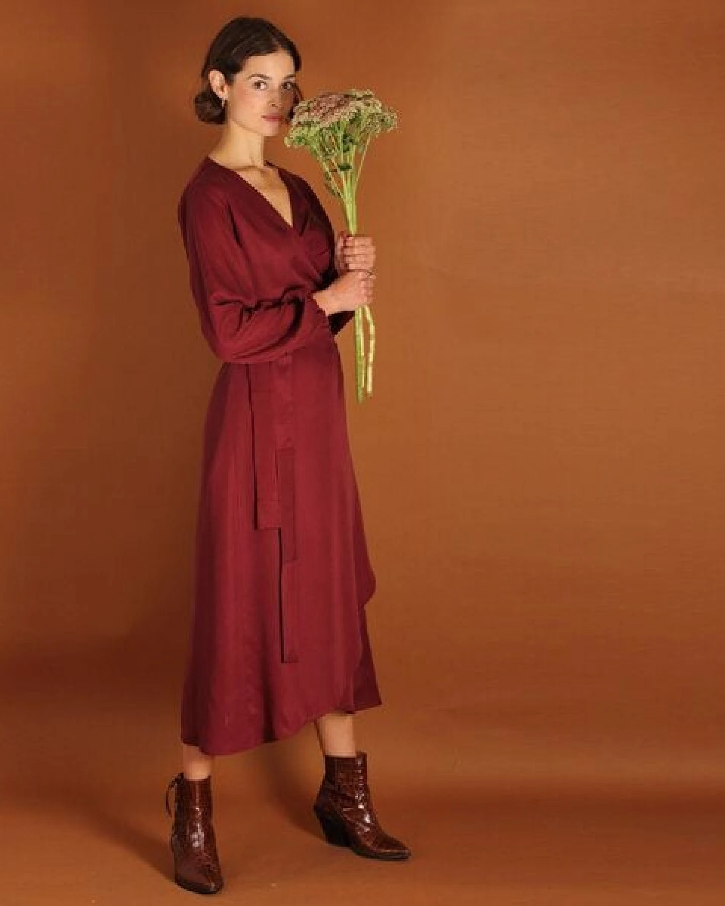 ManduTrap Langärmeliges Tencel Wickelkleid Tara in blau oder berry – Ansicht 4