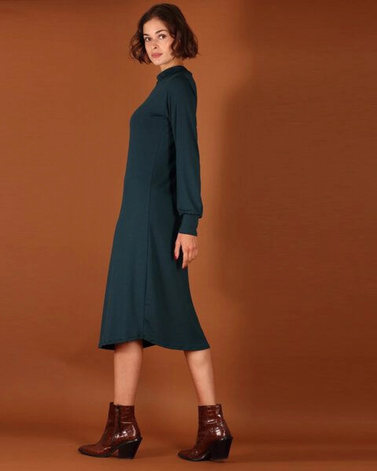 ManduTrap Tencel Turtleneck Kleid Noa in petrol oder berry – Ansicht 2