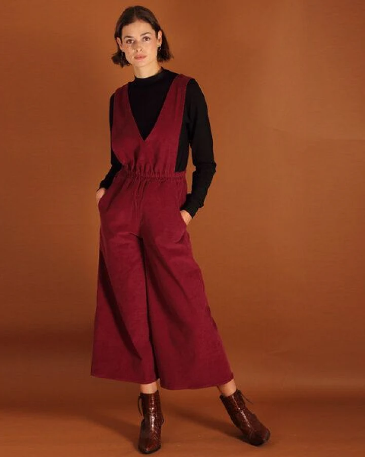 ManduTrap Jumpsuit, Latzhose Clara aus einem Bio- Baumwollcord in berry