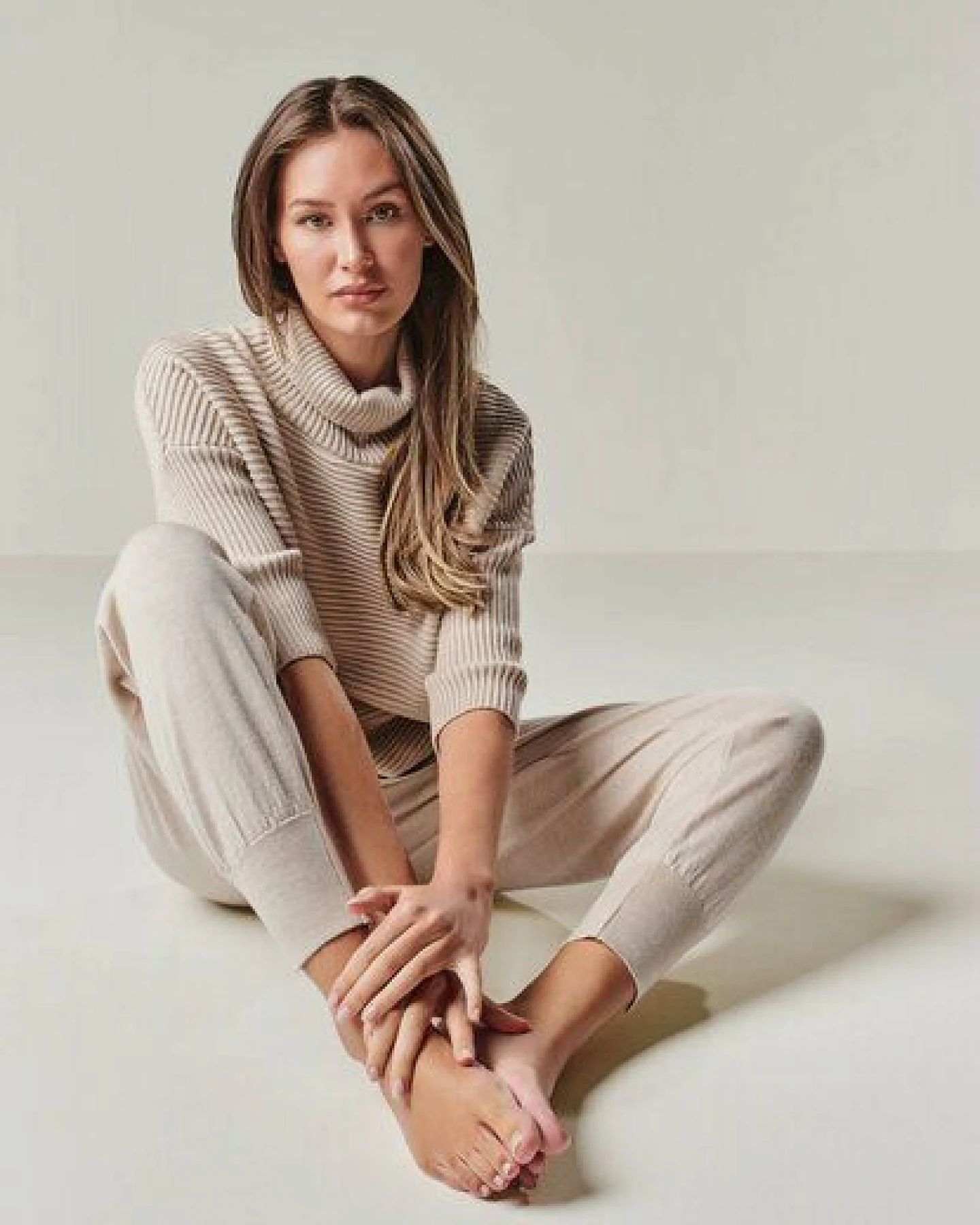YOU LOOK PERFECT Merino Loungewear Set "Rollkragenpullover Bailey & Strickhose Bella" – Ansicht 2