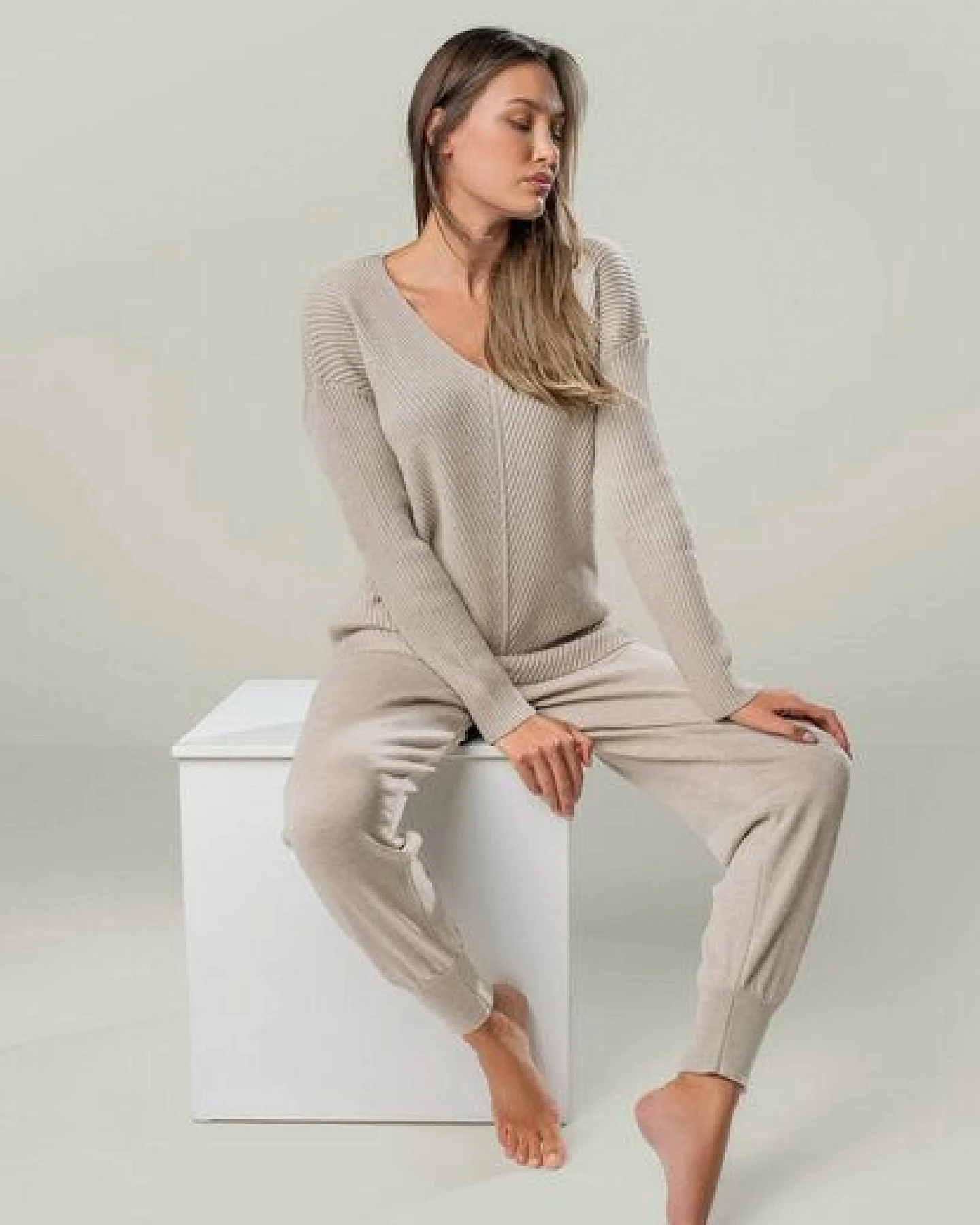 YOU LOOK PERFECT Merino Loungewear Set "V-Strickpullover Blossom & Strickhose Bella" – Ansicht 2