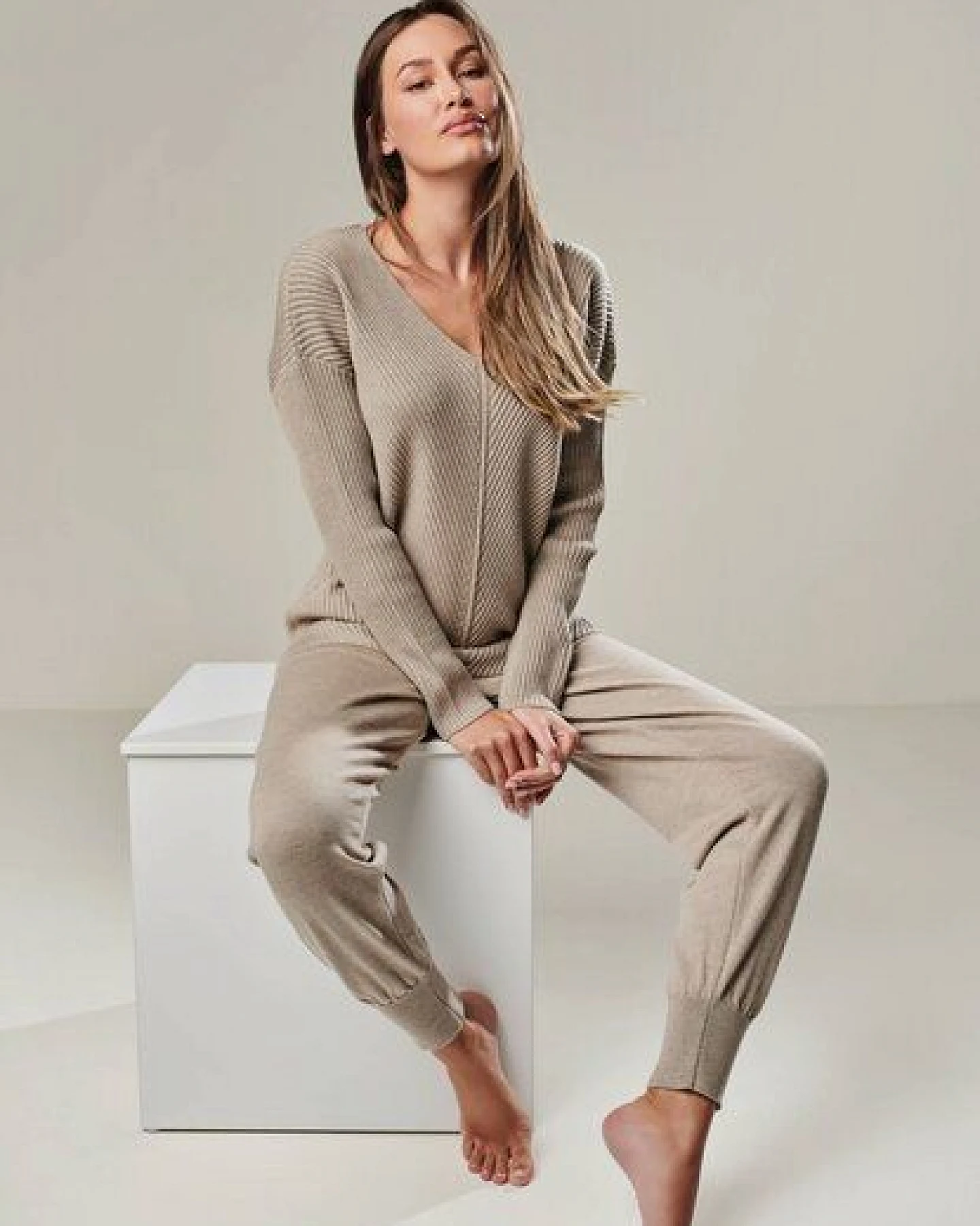 YOU LOOK PERFECT Merino Loungewear Set "V-Strickpullover Blossom & Strickhose Bella" – Ansicht 2