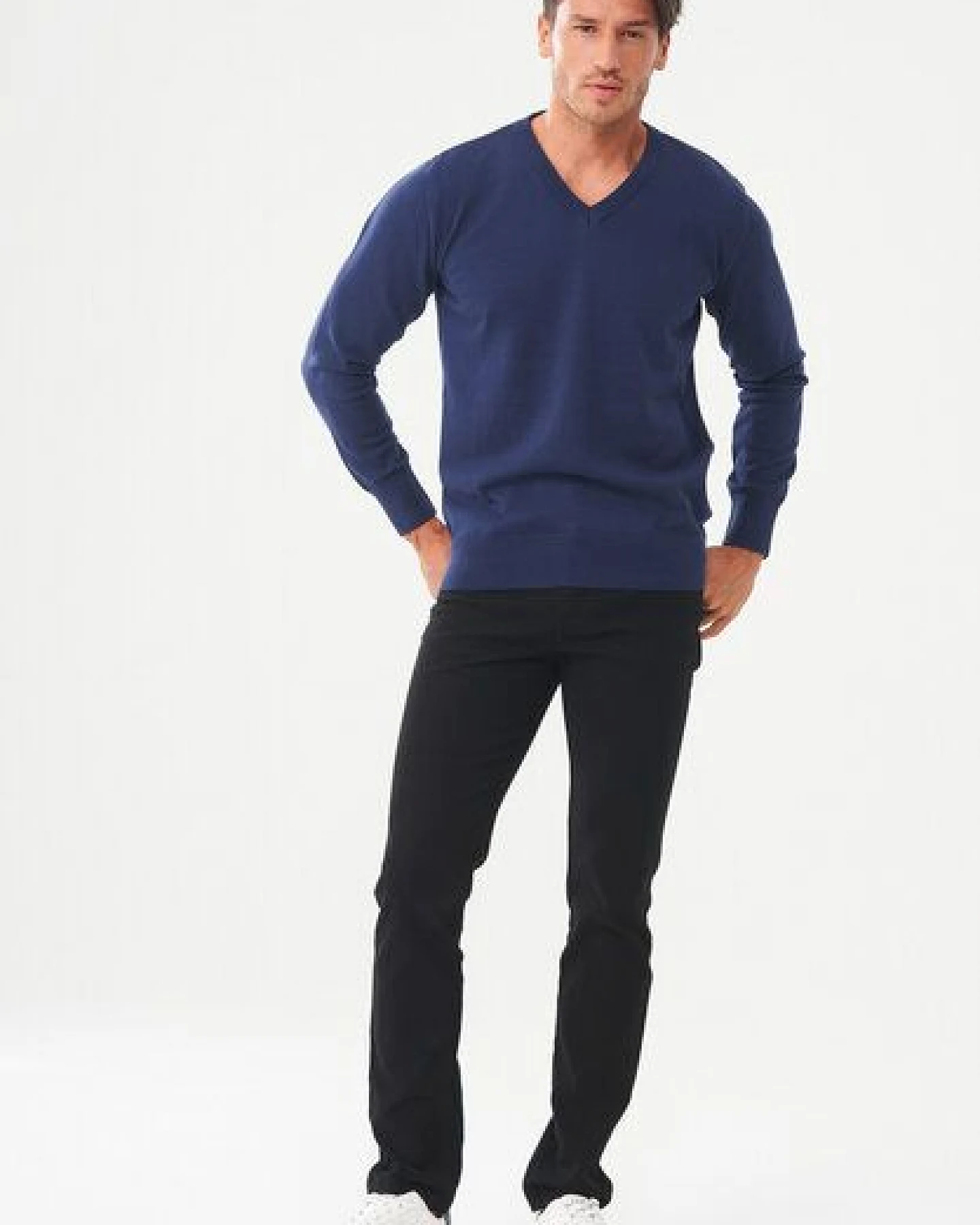 ORGANICATION Pullover aus Bio-Baumwolle mit V-Ausschnitt – Ansicht 2