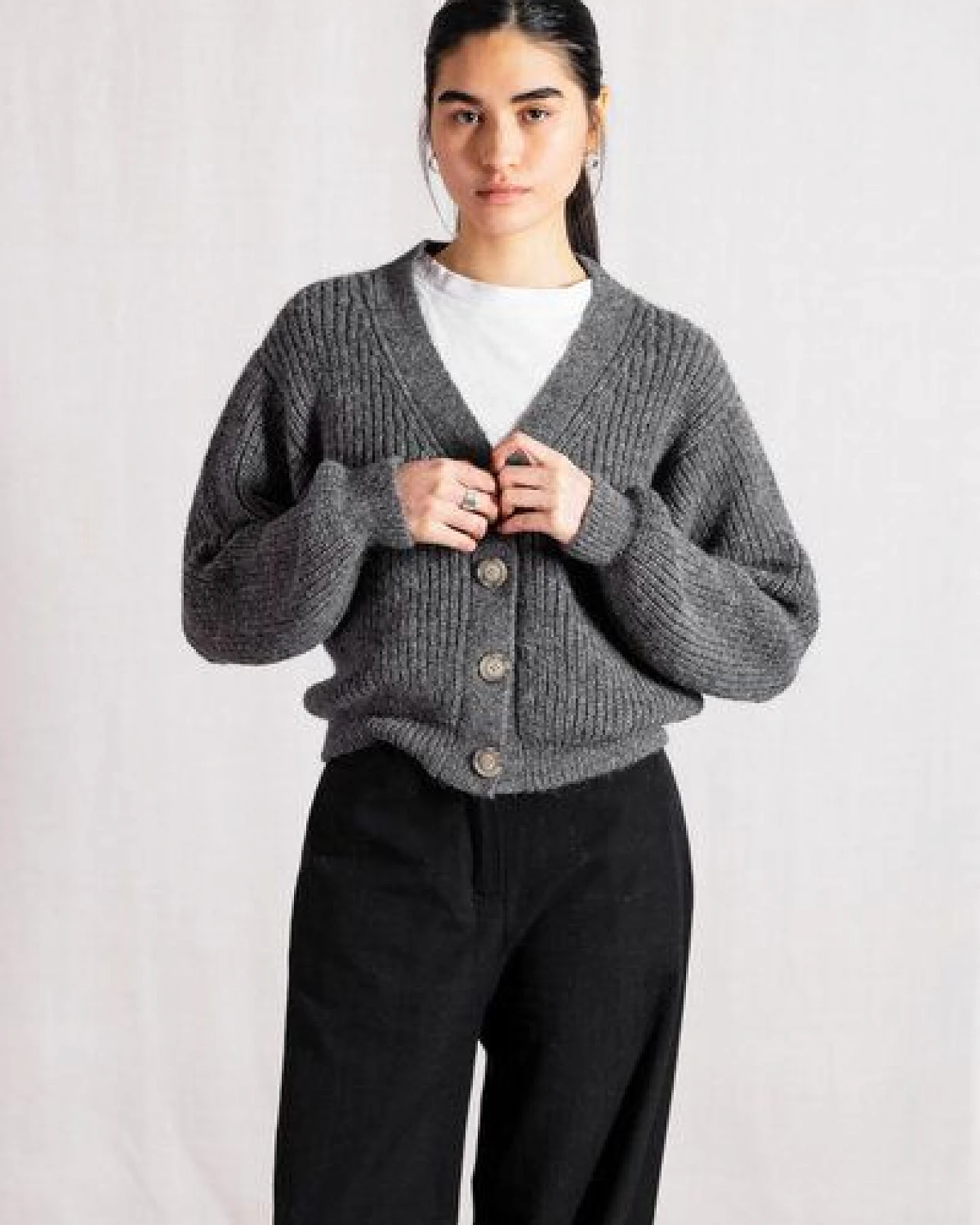 Jyoti - Fair Works Baby-Alpaka Strickcardigan Aipena – Ansicht 3
