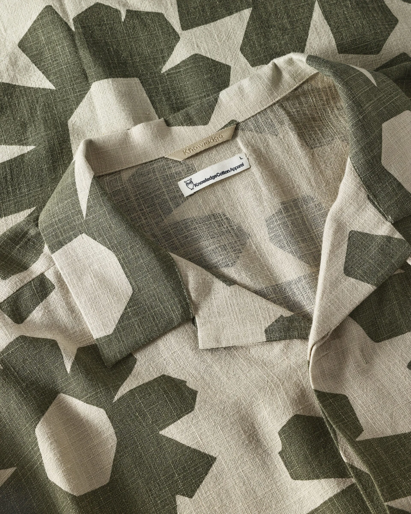 KnowledgeCotton Apparel Herren vegan Kurzarmhemd Relaxed Leinen Mix Print Grün – Ansicht 2