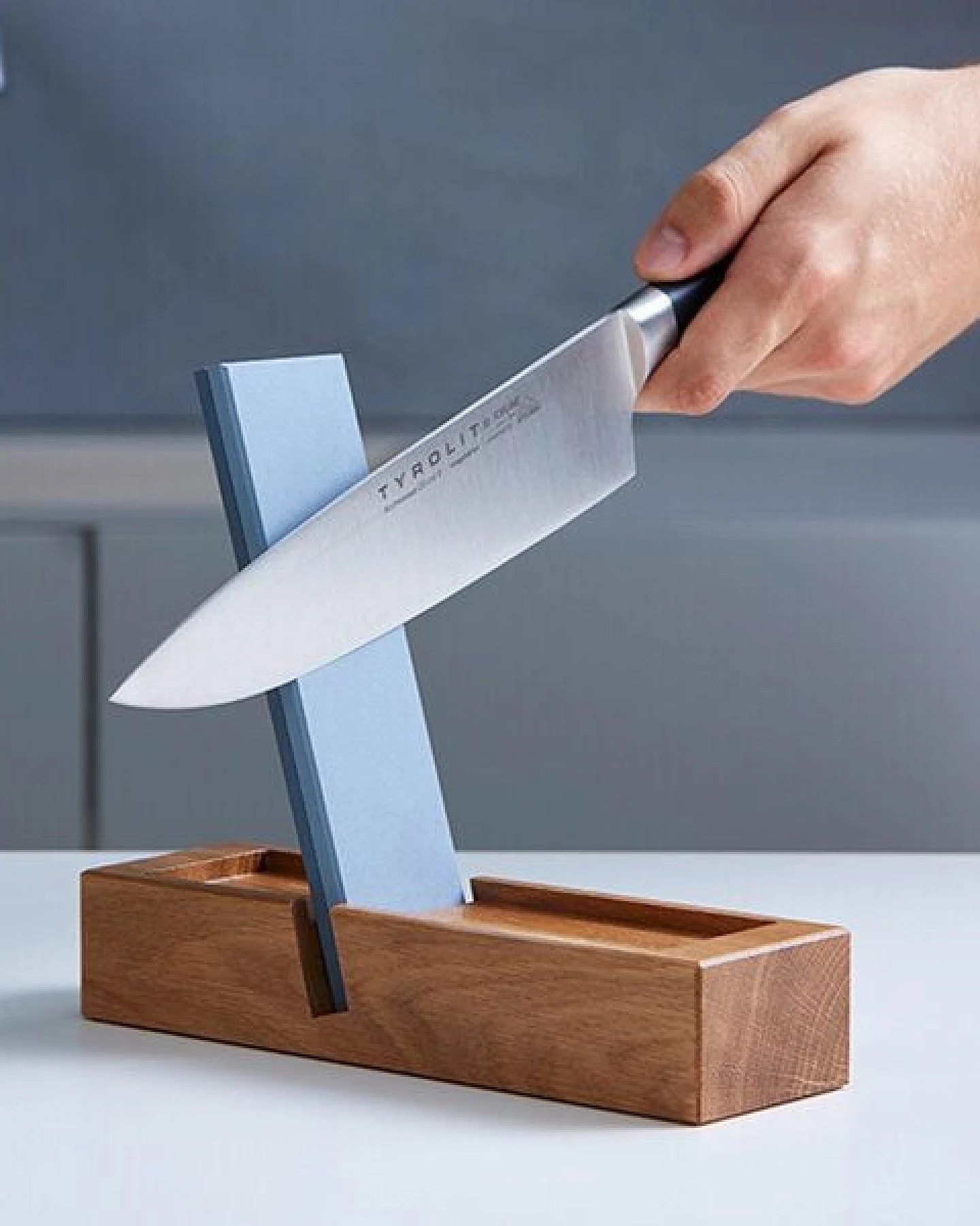 4betterdays Messerschärfer Kompakt mit Keramikschleifstein und Holzhalterung – Ansicht 4