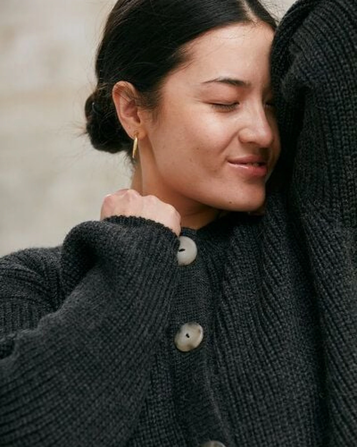 Jyoti - Fair Works Baby-Alpaka Strickcardigan Betana – Ansicht 3
