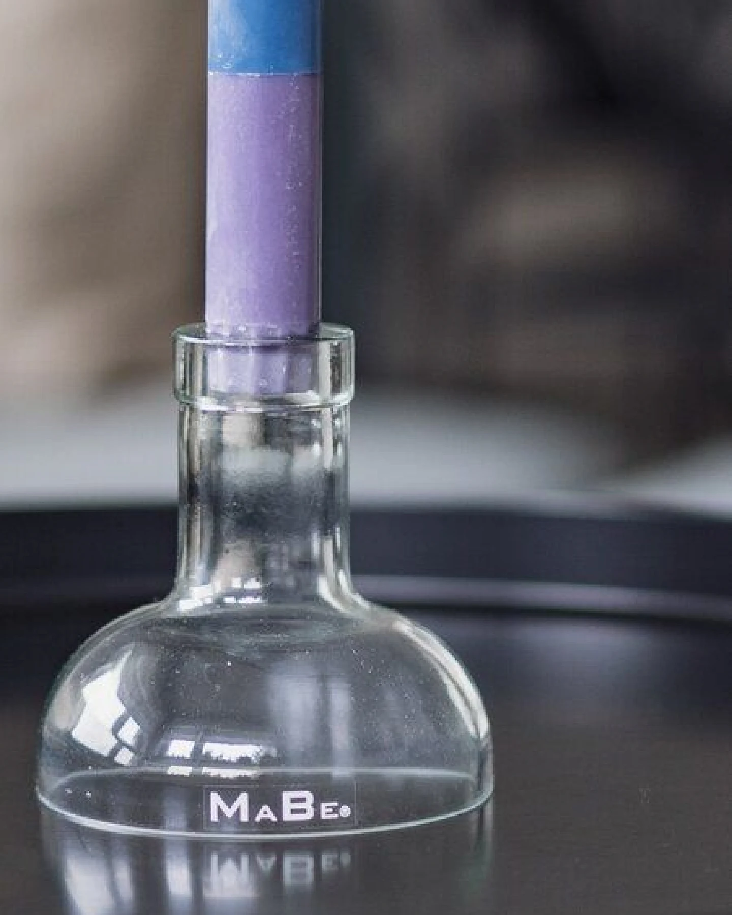 MaBe Kerzenständer Klassik - Witzig & nachhaltig - Upcycling aus der 0,5l Spirituosenflasche – Ansicht 2