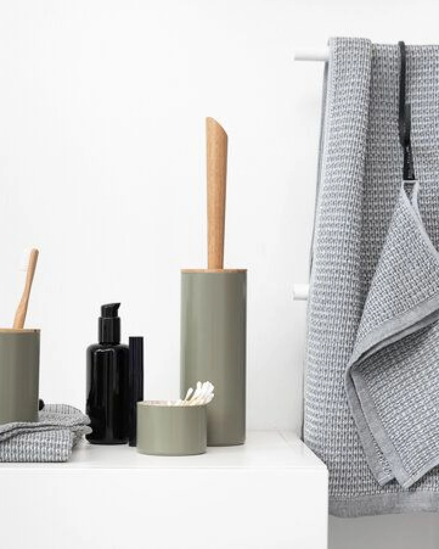 werkvoll by Lena Peter Upcycling WC-Bürste FIRE mit Eichegriff – Ansicht 2