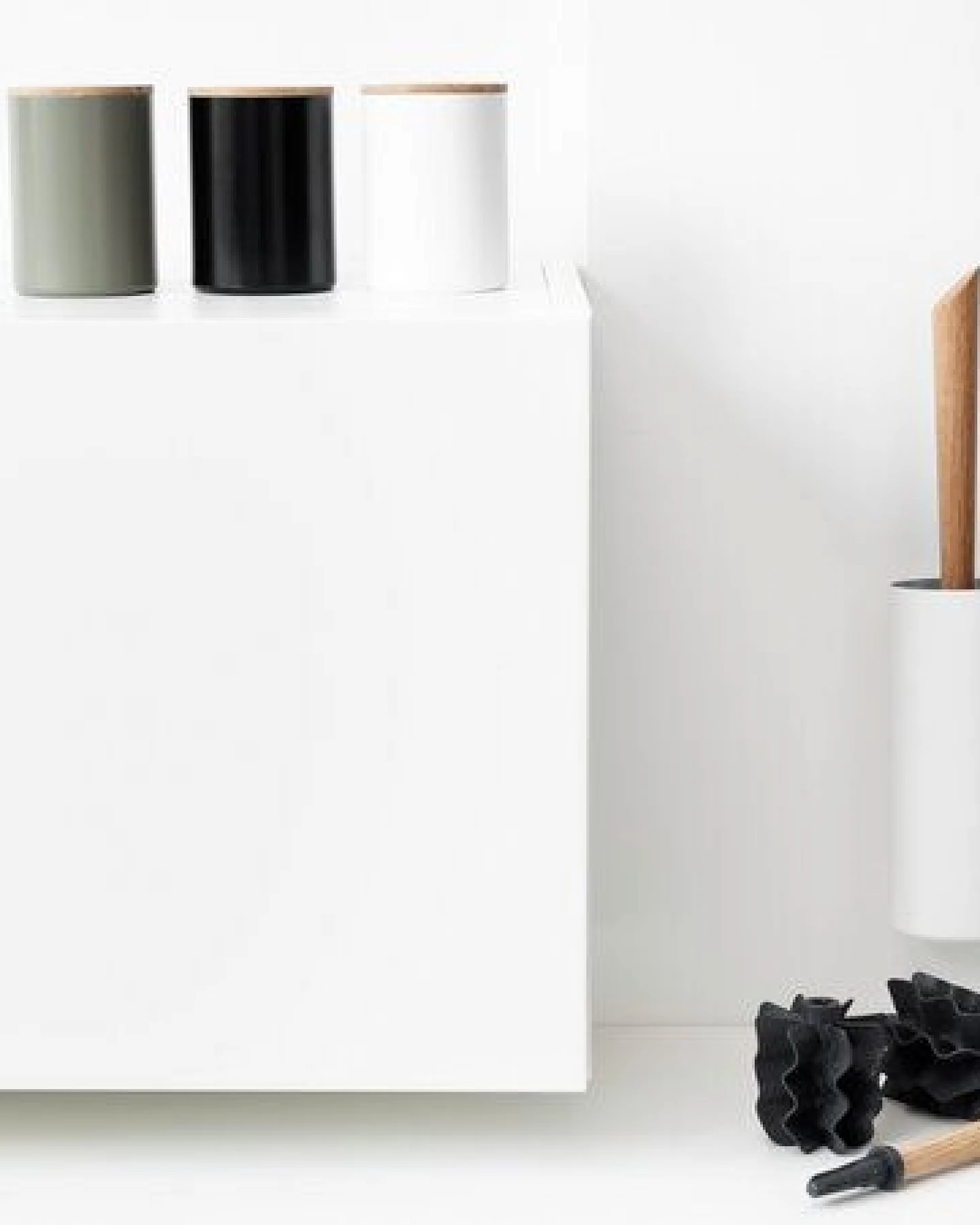 werkvoll by Lena Peter Recycling Wandhalter Klobürste FIRE mit Eichegriff – Ansicht 2
