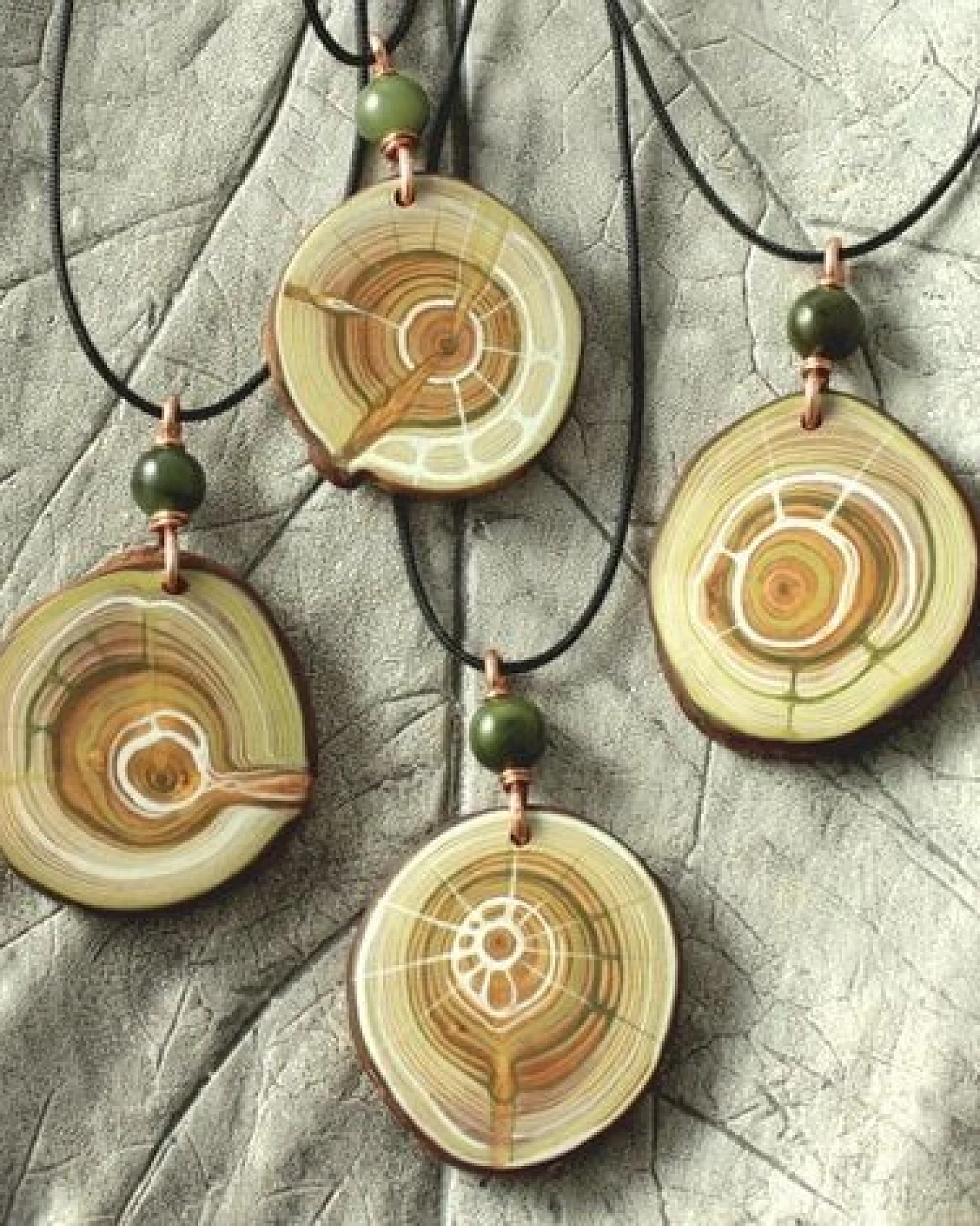 Naturlieb Schmuckset Element Wasser - Lärchenholz Amulett und Armband – Ansicht 3