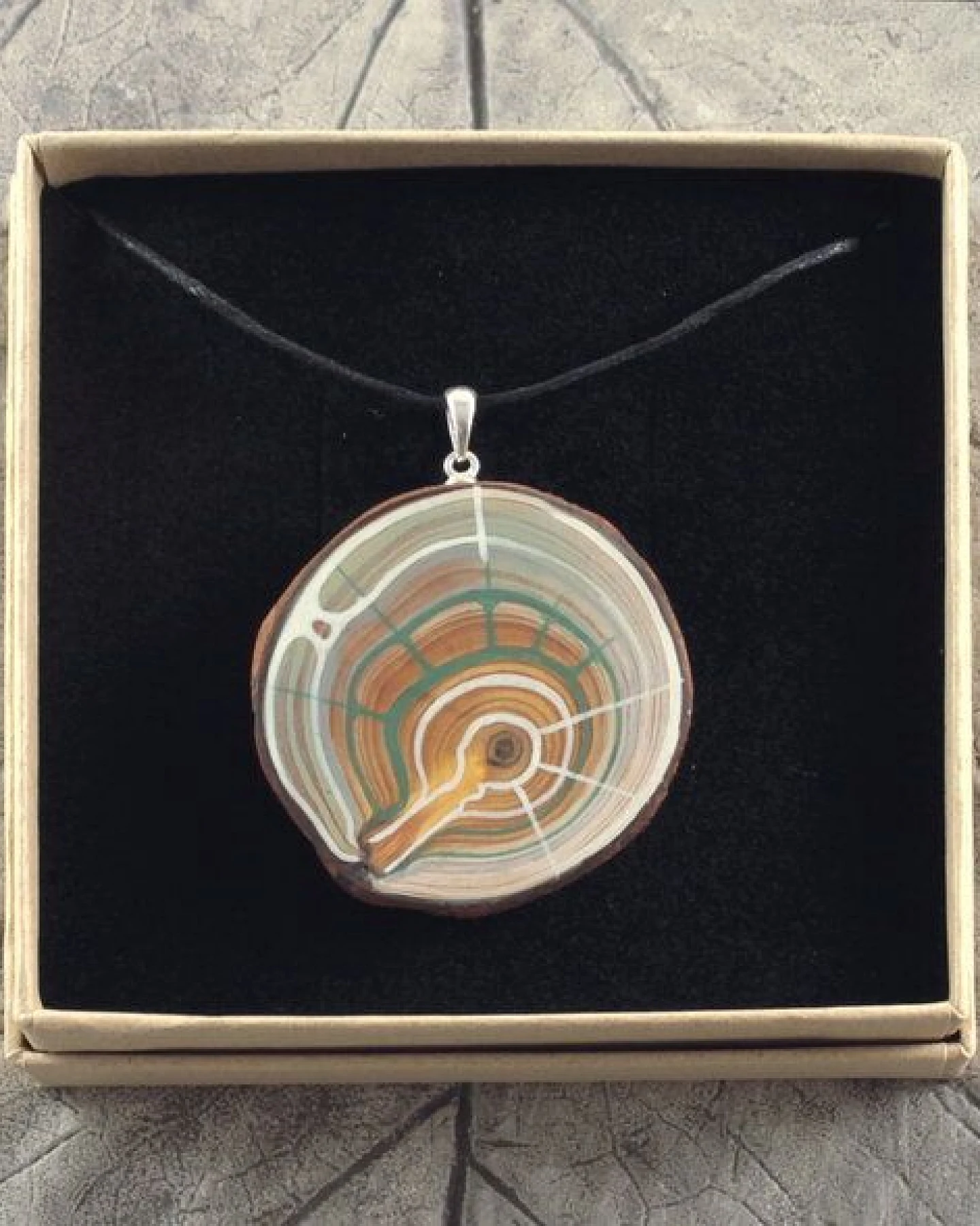 Naturlieb Element Luft Halsband - Amulett aus Lärchenholz – Ansicht 2
