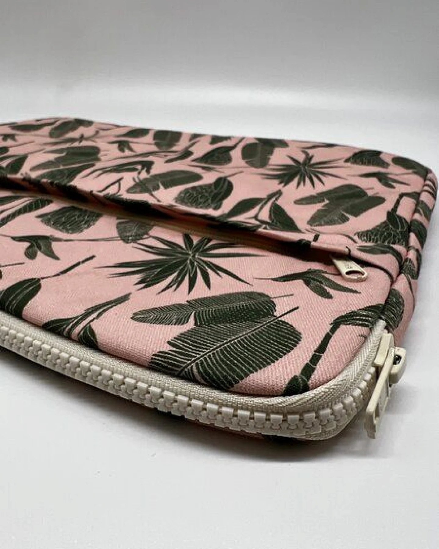 a Love Supreme Laptoptasche Botanicals Green on Pink – Ansicht 2