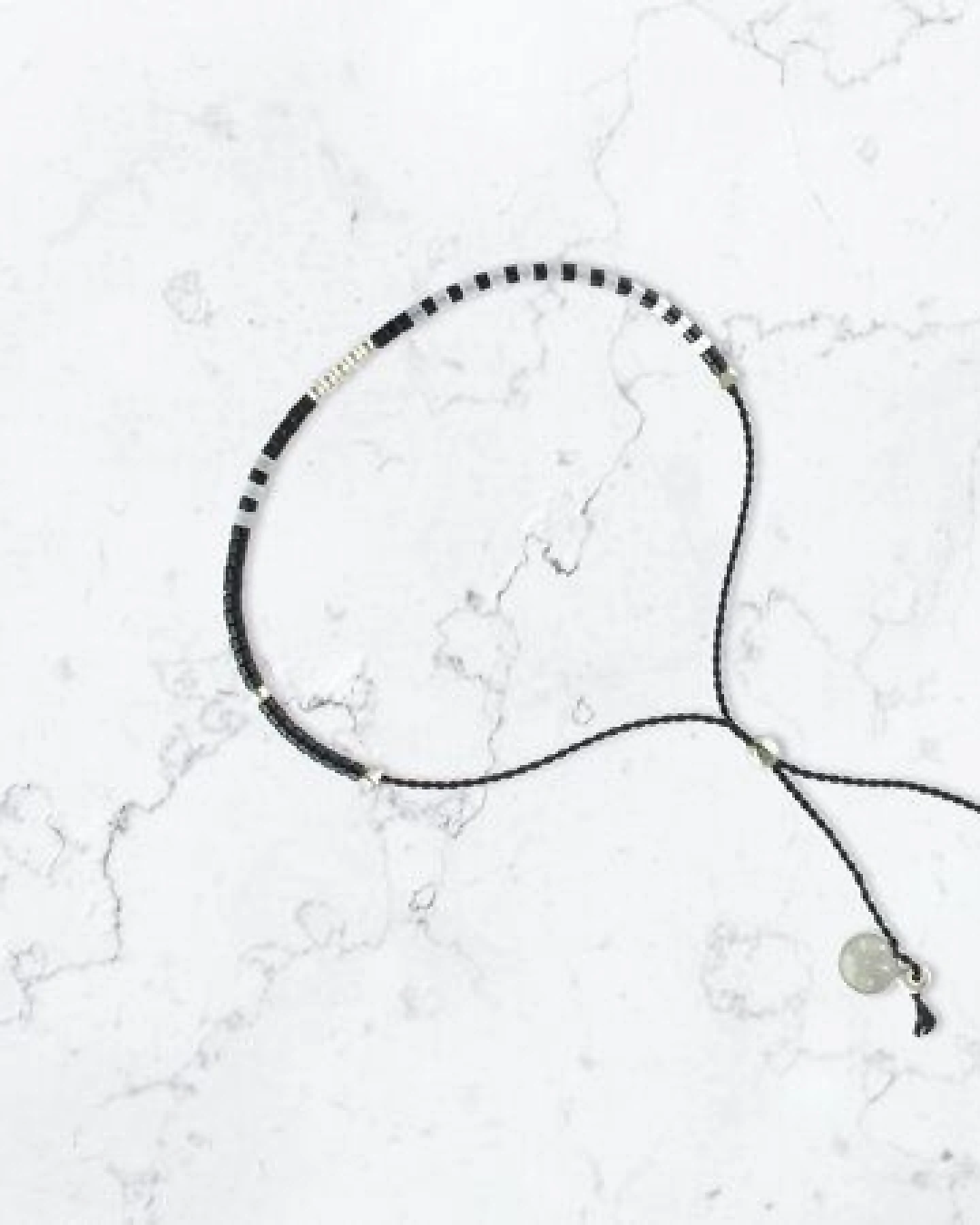 renna deluxe Sternenhimmel – zartes Armband mit Perlen in schwarz-weiß, gold, silber – Ansicht 2