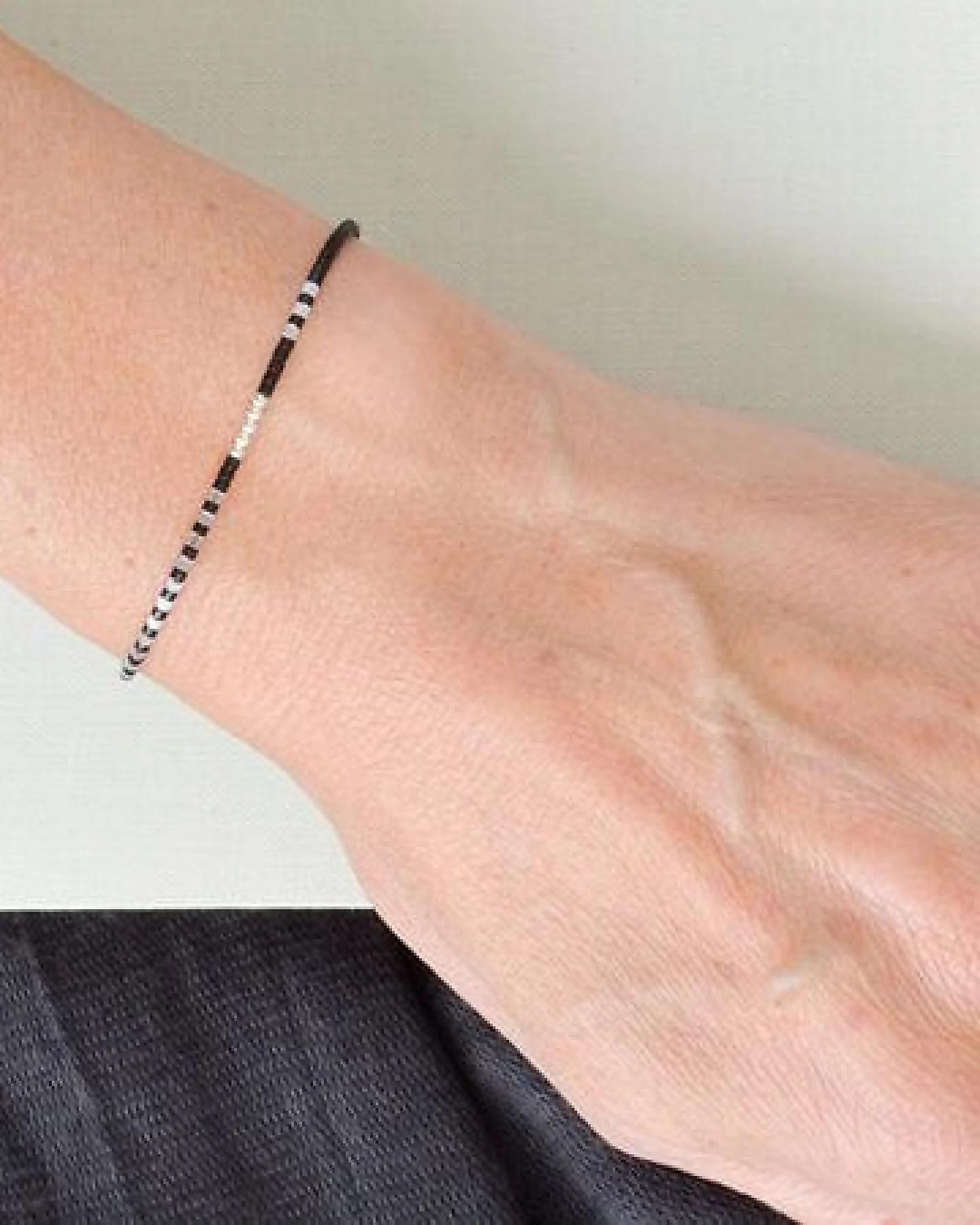 renna deluxe Sternenhimmel – zartes Armband mit Perlen in schwarz-weiß, gold, silber – Ansicht 3