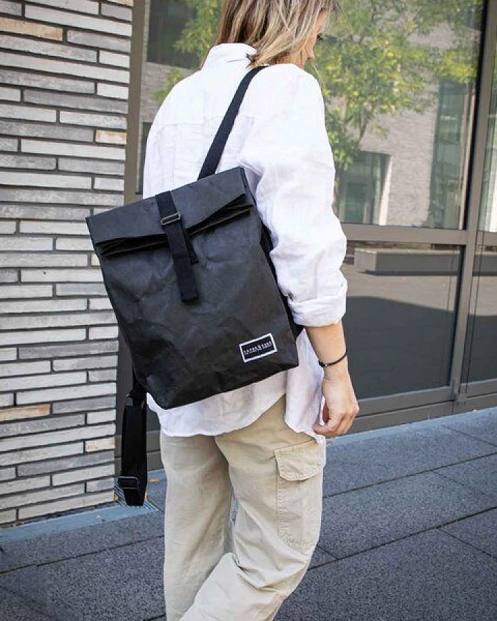 Paper & Sons Nachhaltiger Rucksack, Laptop Rucksack wasserabweisend, veganer schwarzer Rucksack für Damen und Herren, 10l