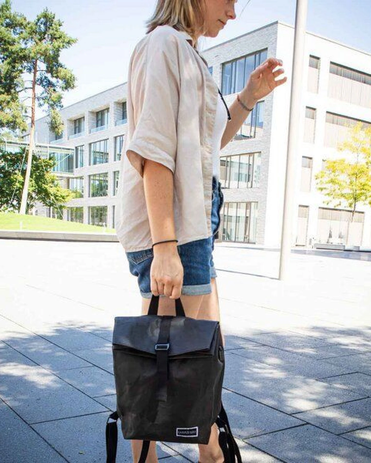 Paper & Sons Nachhaltiger Rucksack, Laptop Rucksack wasserabweisend, veganer schwarzer Rucksack für Damen und Herren, 10l – Ansicht 2