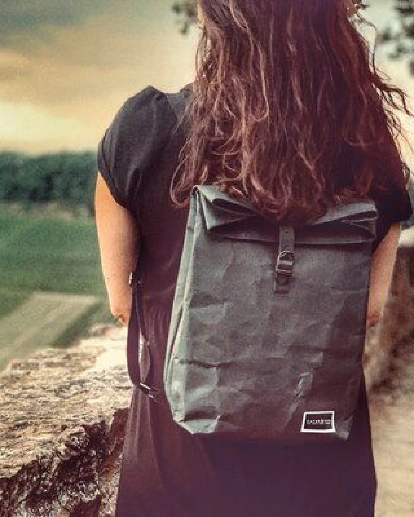 Paper & Sons Nachhaltiger Rucksack, Laptop Rucksack wasserabweisend, veganer schwarzer Rucksack für Damen und Herren, 10l – Ansicht 3