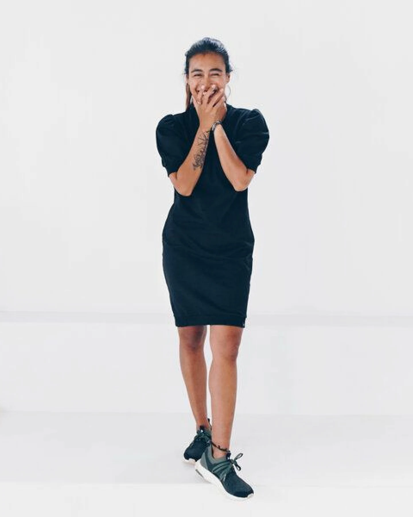The Driftwood Tales Schwarzes Kleid aus Bio-Sweatshirt mit kurzen Puffärmeln – Ansicht 2