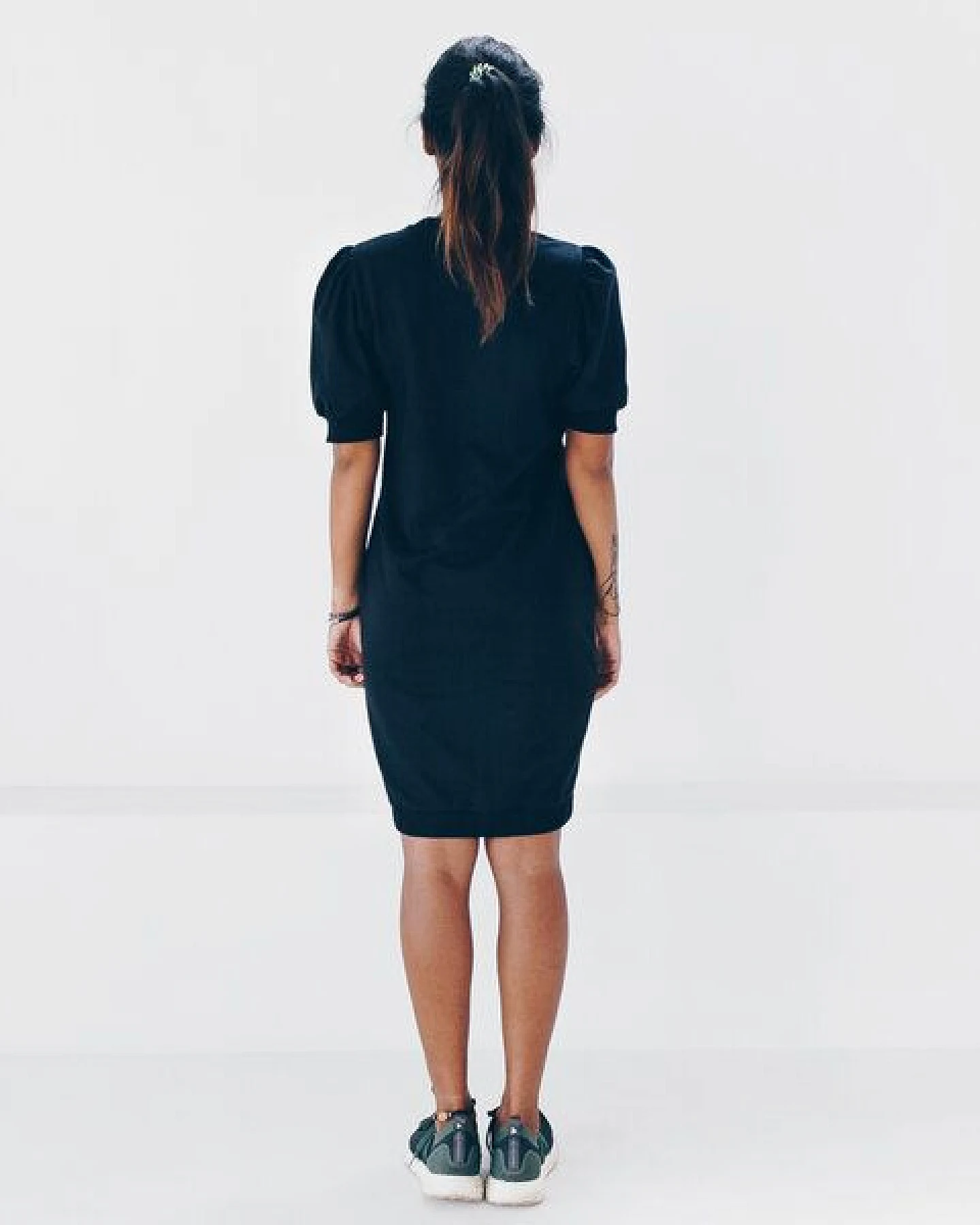 The Driftwood Tales Schwarzes Kleid aus Bio-Sweatshirt mit kurzen Puffärmeln – Ansicht 3
