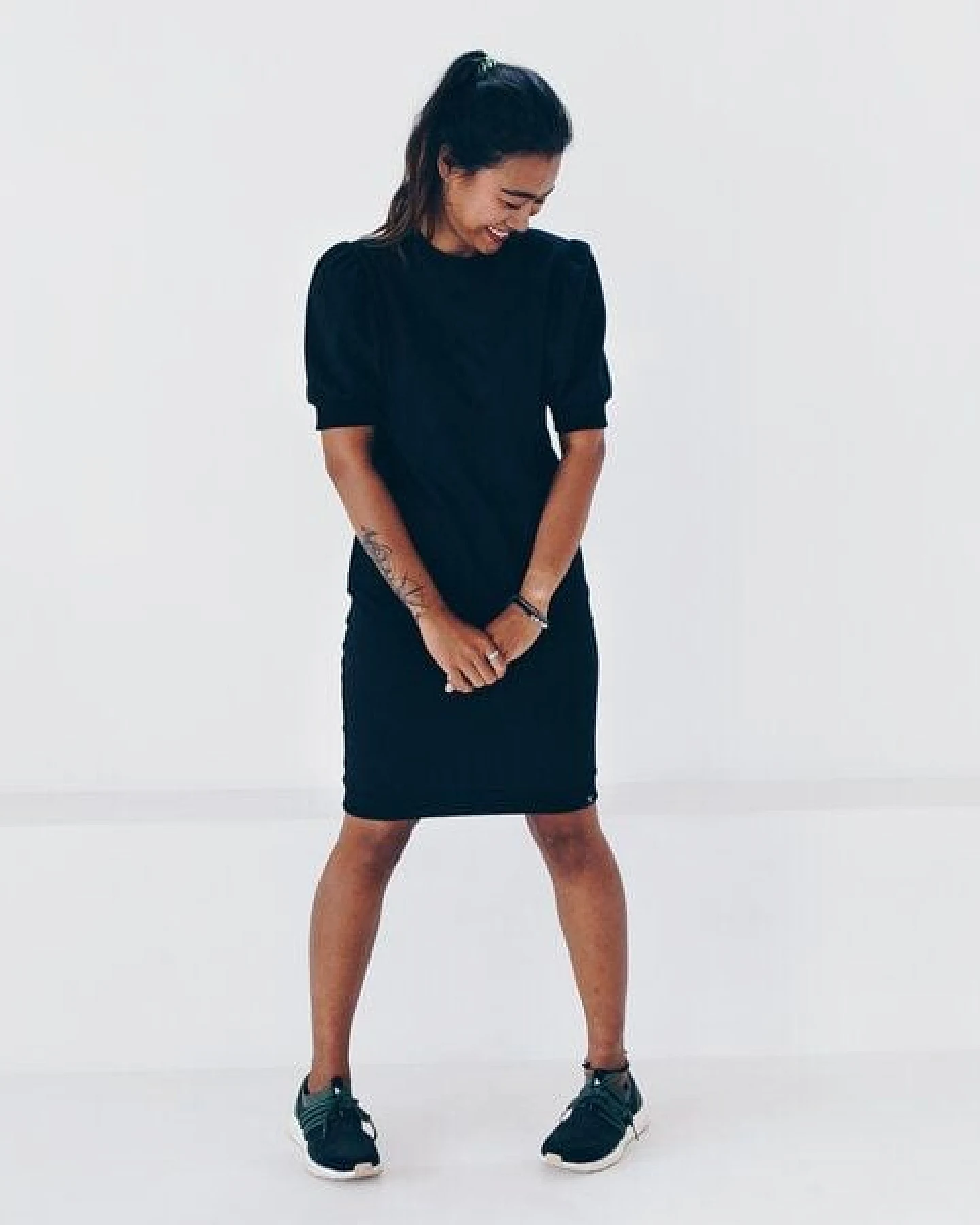 The Driftwood Tales Schwarzes Kleid aus Bio-Sweatshirt mit kurzen Puffärmeln – Ansicht 4