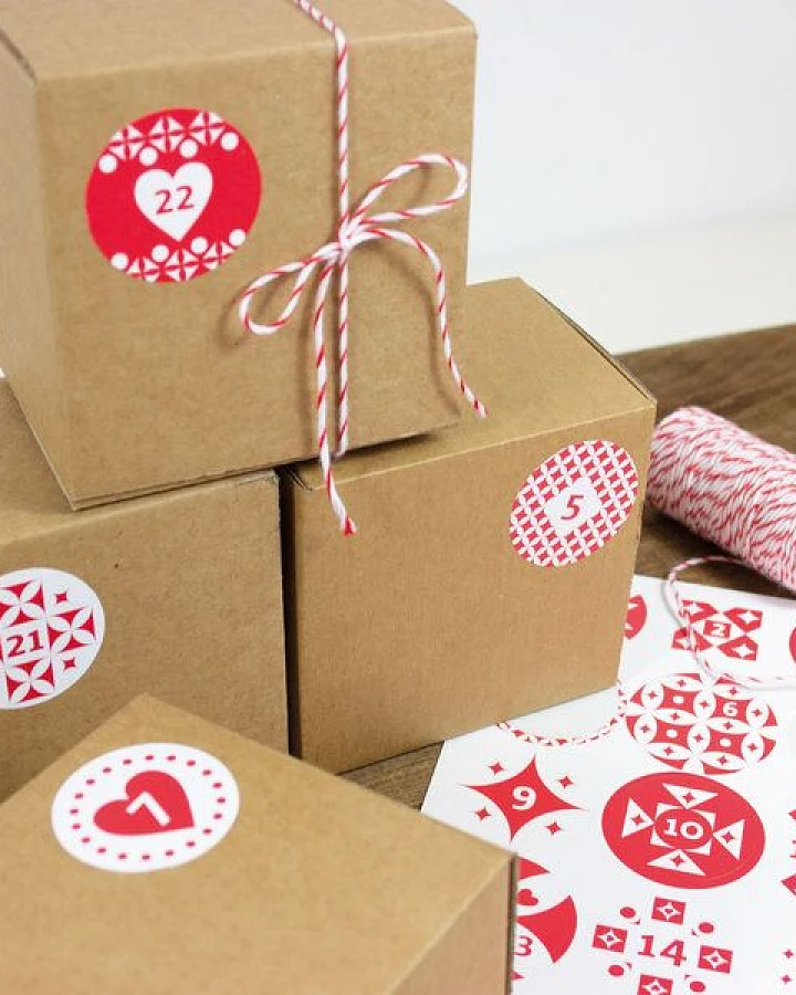 Bow & Hummingbird Adventskalender Set mit Boxen "Rot/Weiß"