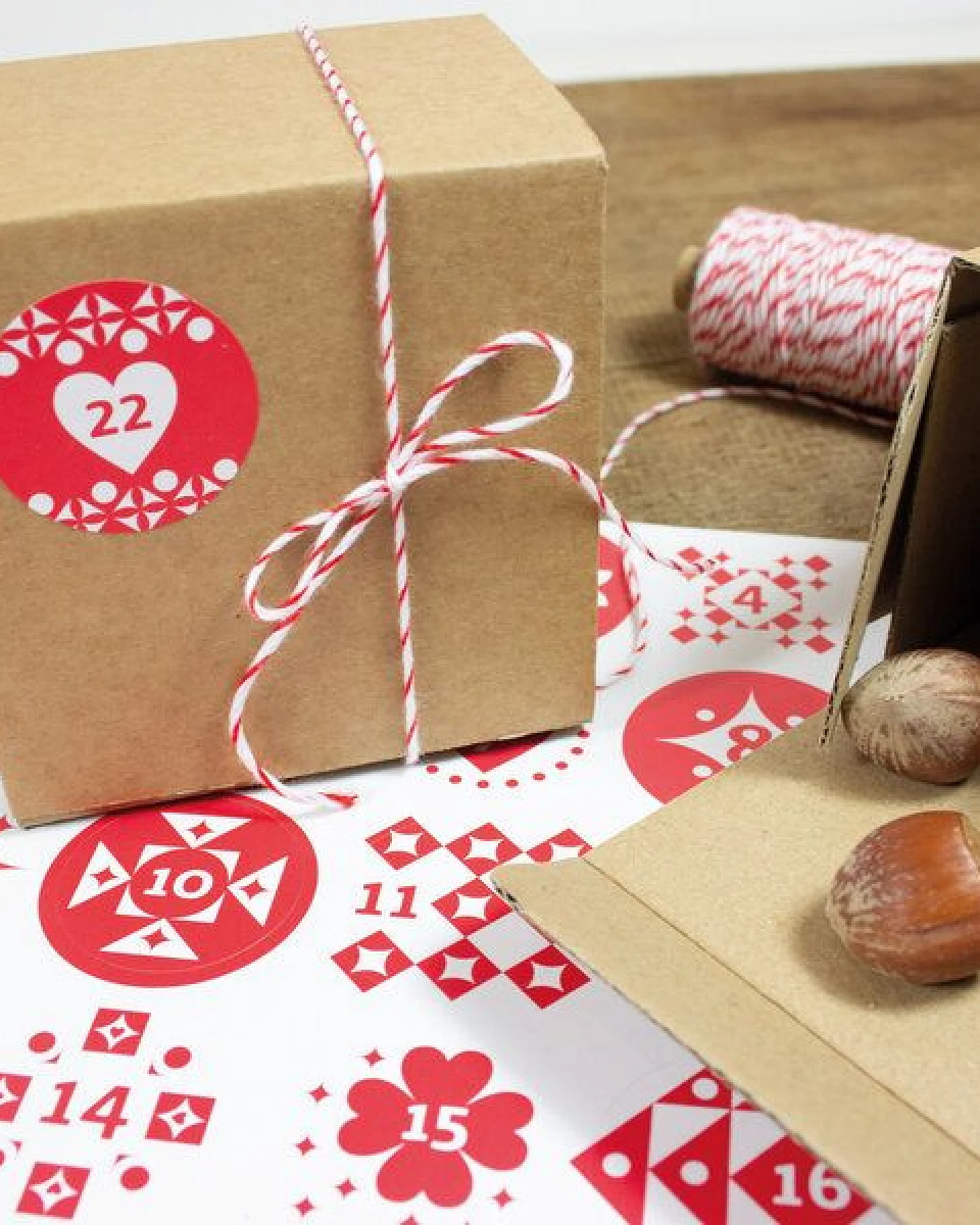 Bow & Hummingbird Adventskalender Set mit Boxen "Rot/Weiß" – Ansicht 2
