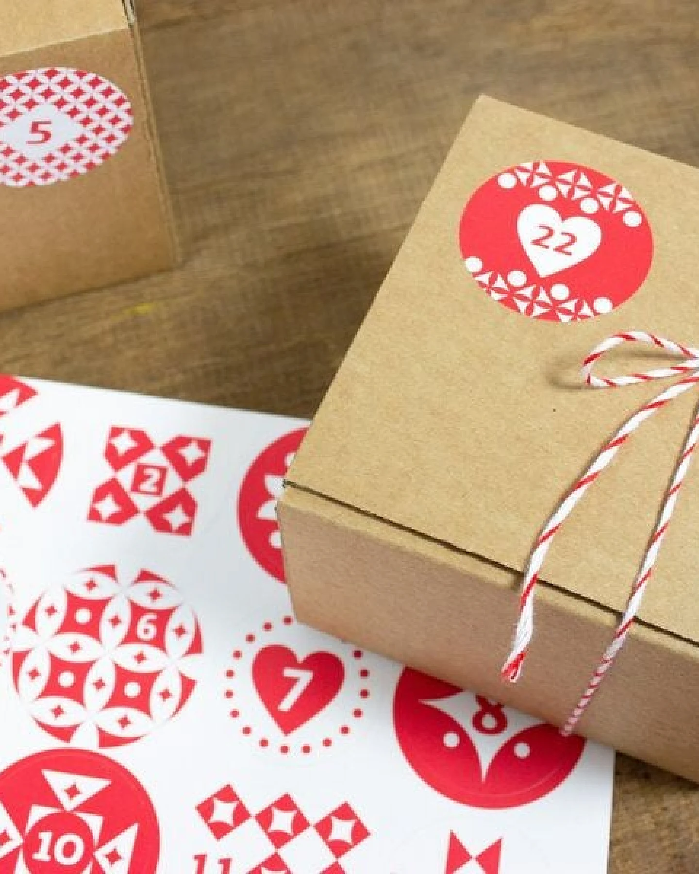 Bow & Hummingbird Adventskalender Set mit Boxen "Rot/Weiß" – Ansicht 4
