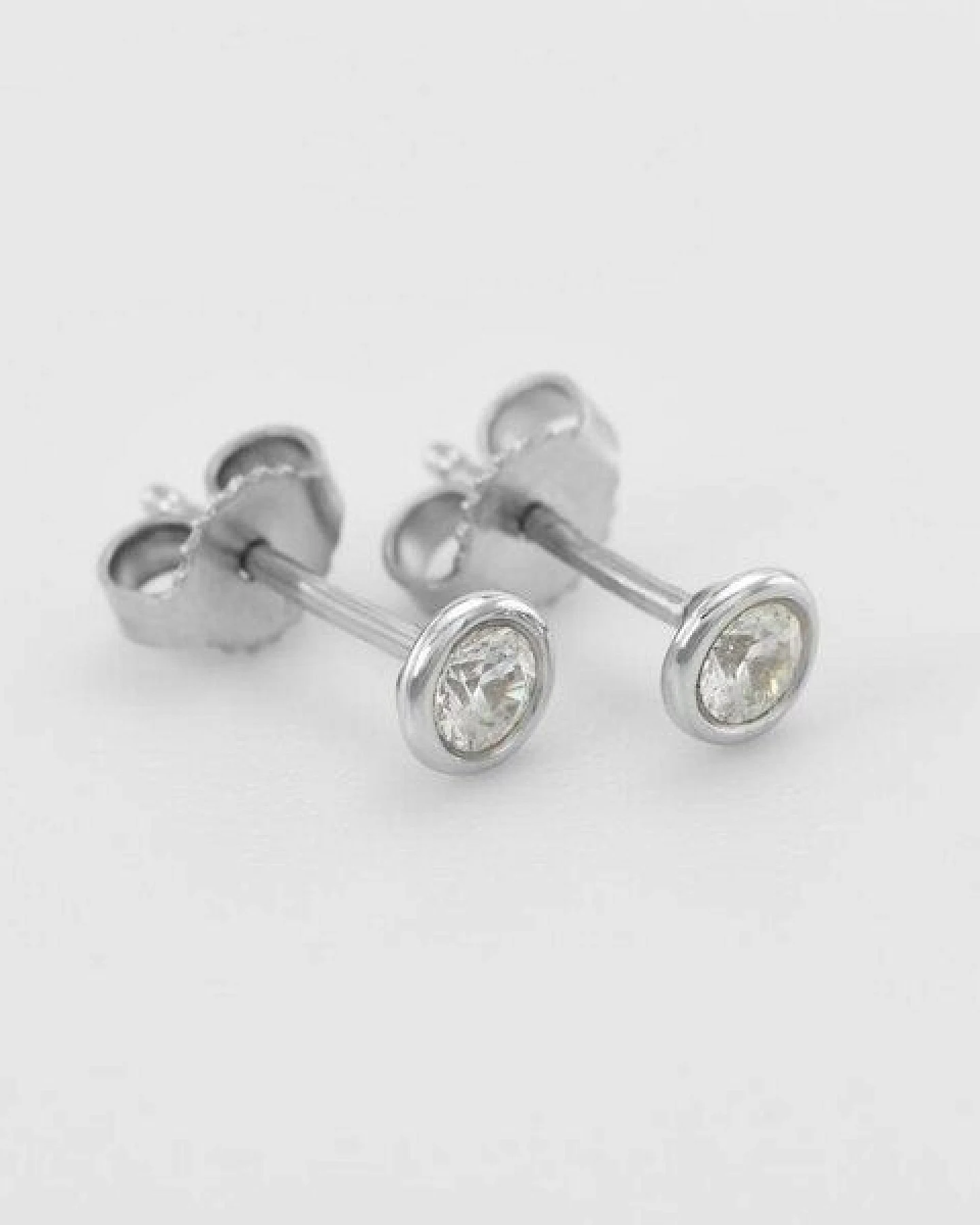 Eppi Bezelohrstecker aus Gold mit 0.1ct synthetischen Diamanten Viorica – Ansicht 2