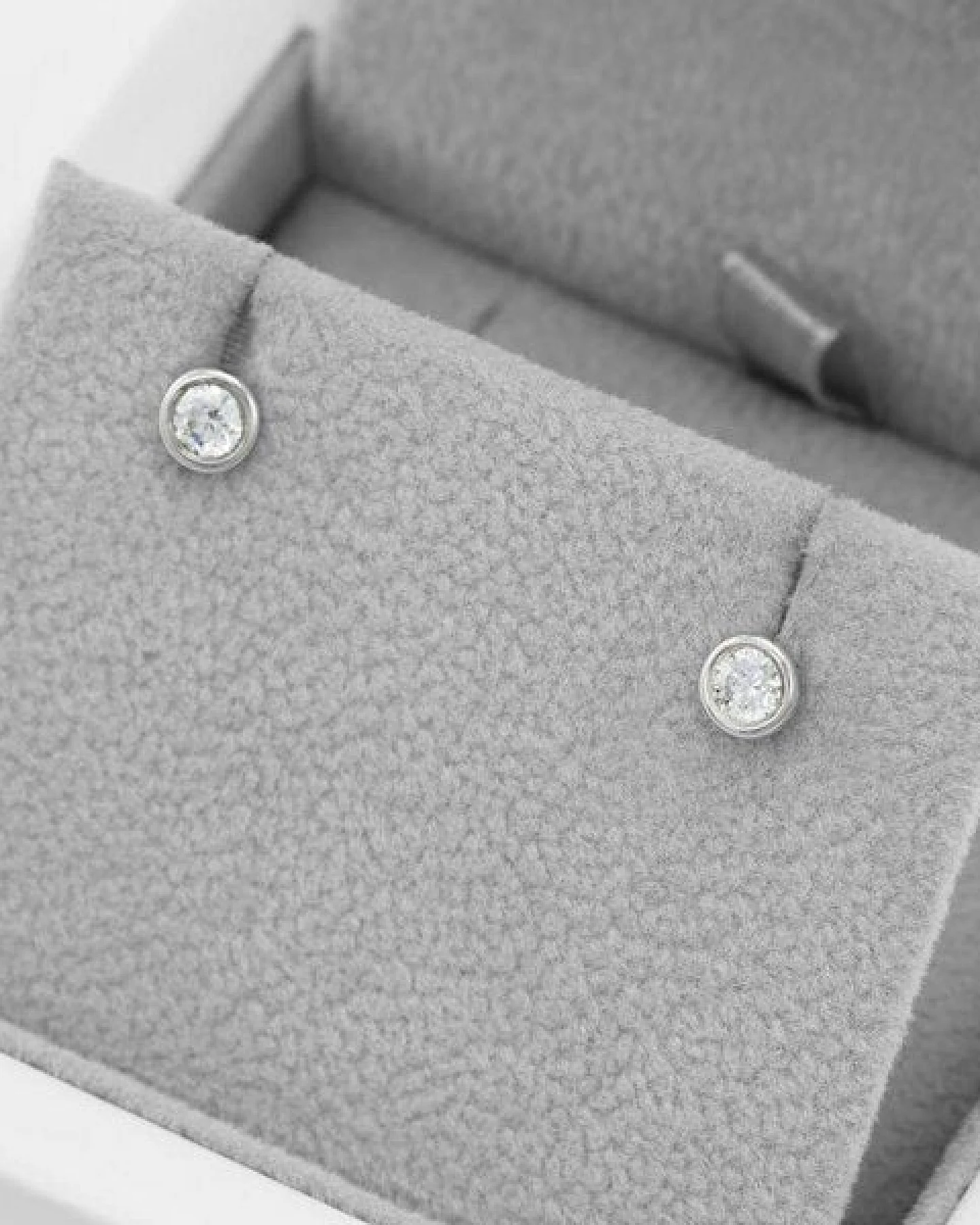 Eppi Bezelohrstecker aus Gold mit 0.3ct synthetischen Diamanten Viorica – Ansicht 3