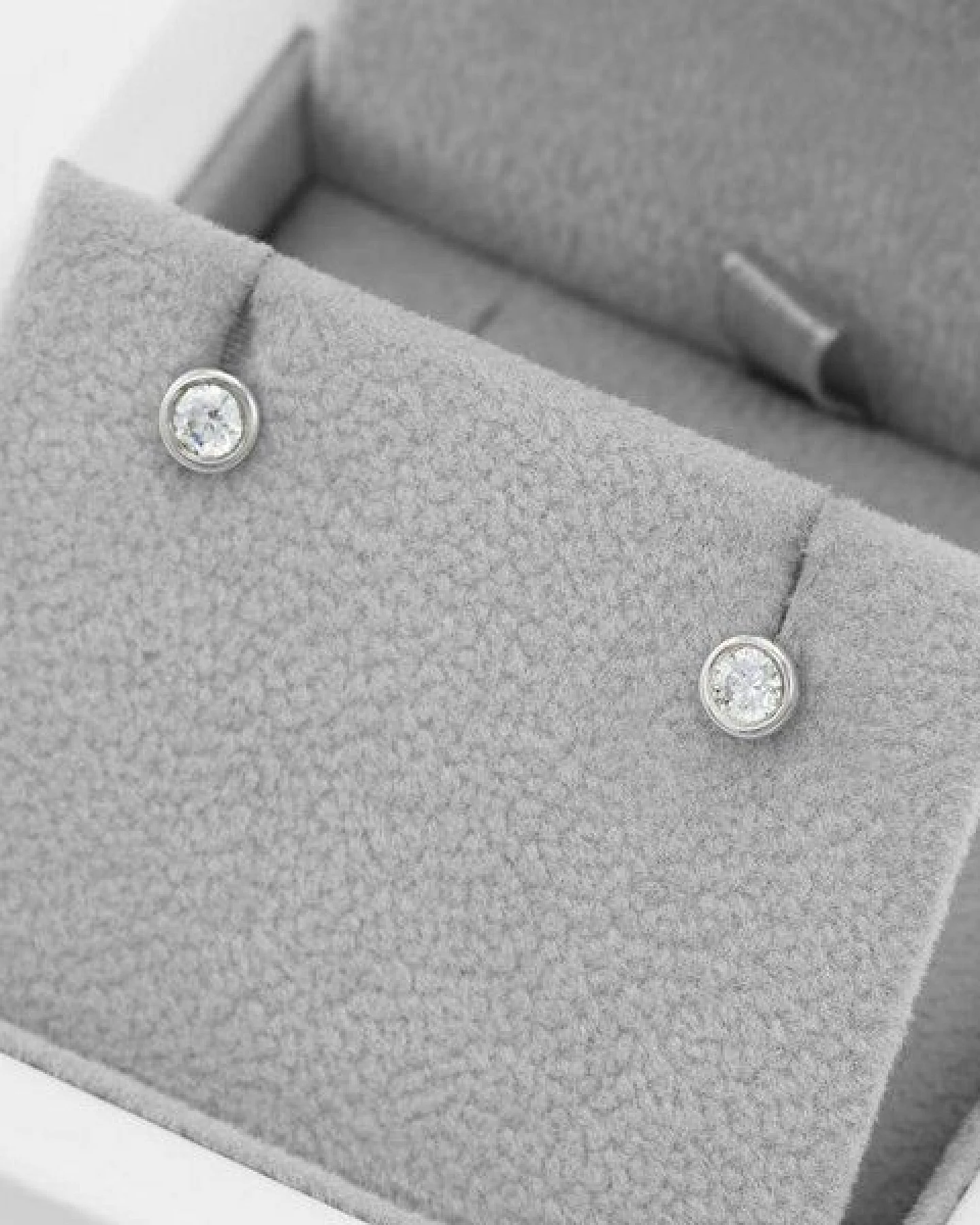 Eppi Bezelohrstecker aus Gold mit 0.5ct synthetischen Diamanten Viorica – Ansicht 3