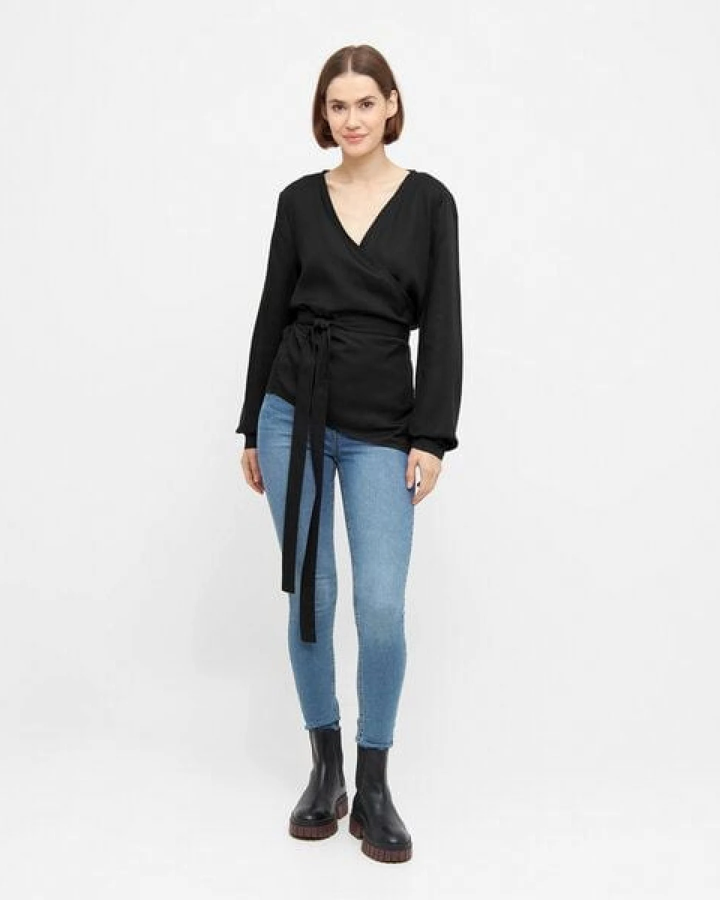 WiDDA berlin Wickelbluse KONO in Schwarz aus TENCEL – Ansicht 2