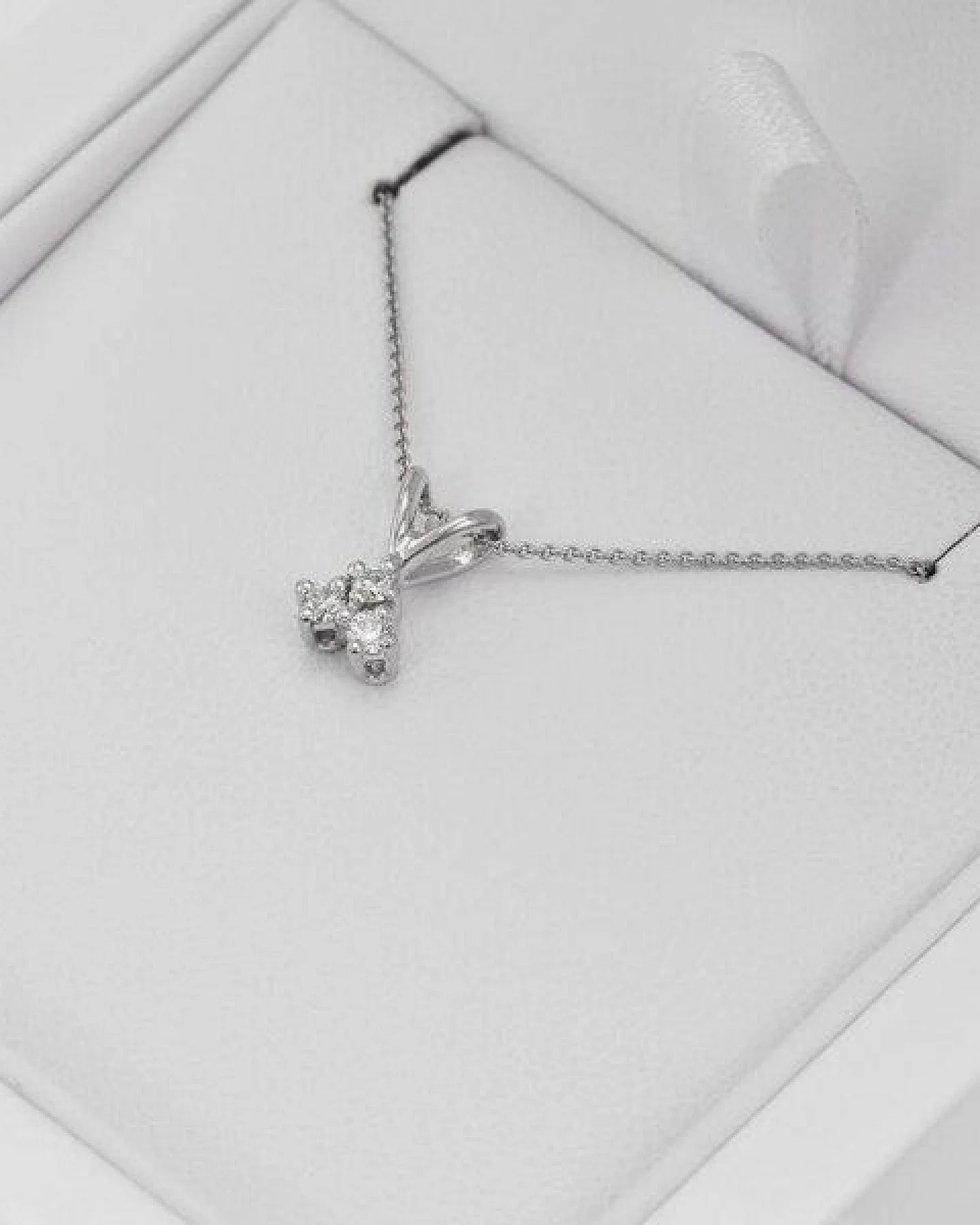 Eppi Goldene Kette mit drei synthetischen Diamanten Froze – Ansicht 3