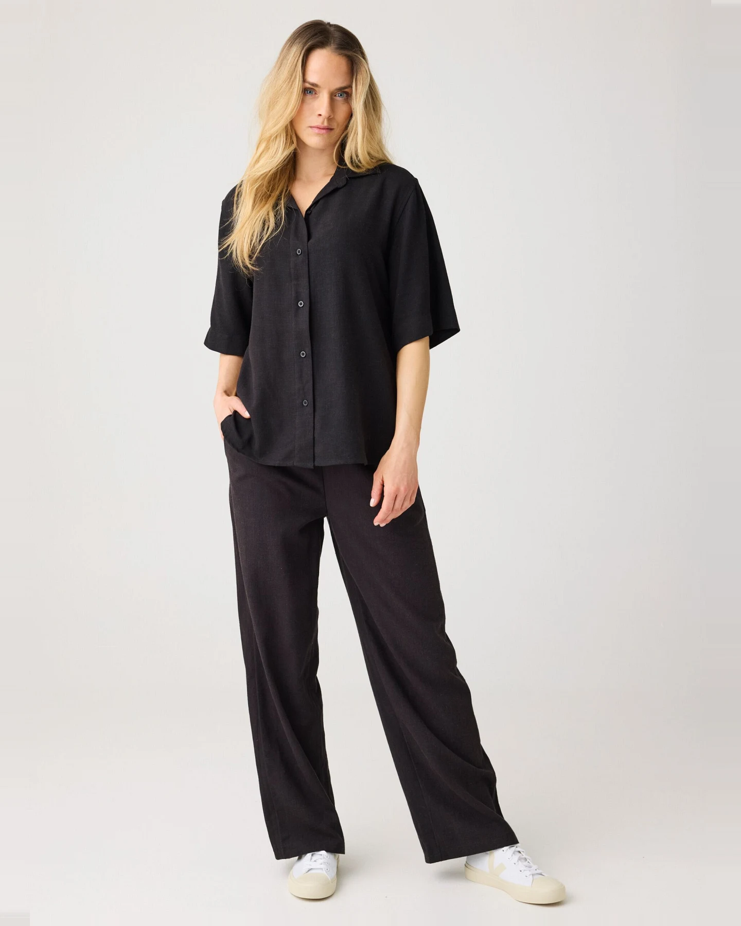 KnowledgeCotton Apparel Damen vegan Hose Posey Weit Leinen Mix Schwarz Jet – Ansicht 2