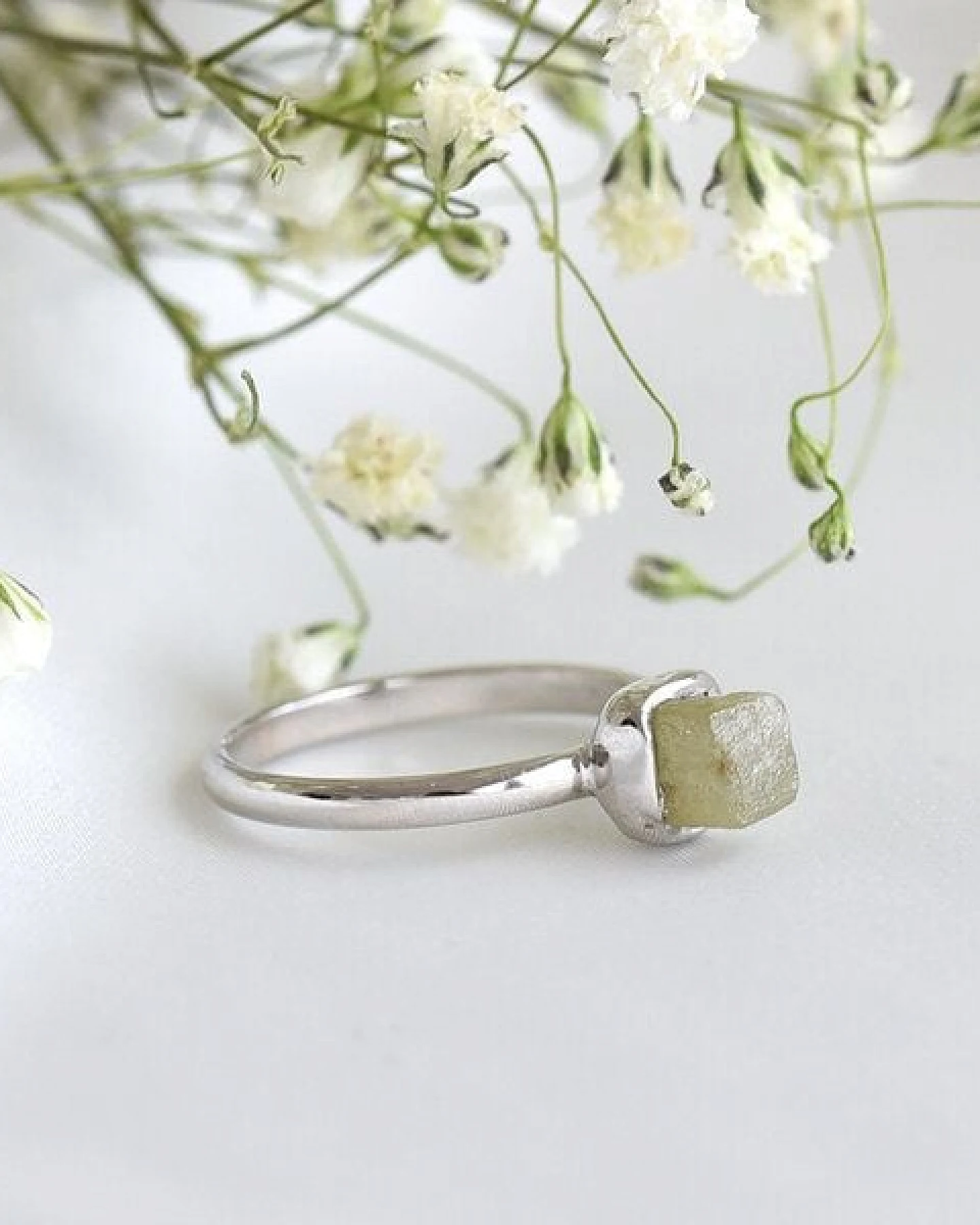 Eppi Ring aus Gold mit gelbem Rohdiamanten Yianna – Ansicht 3