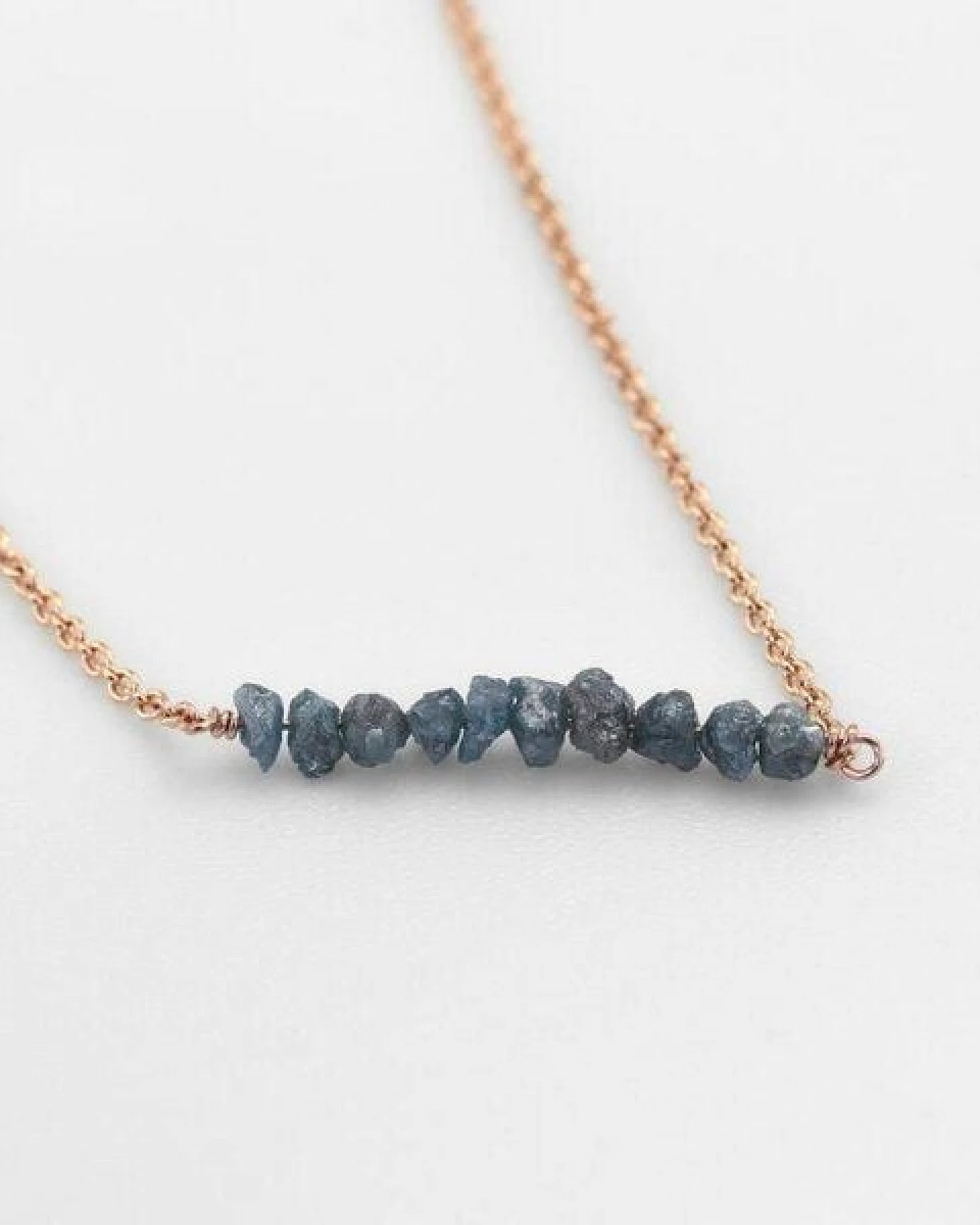 Eppi Goldener Choker mit blauen ungeschliffenen Diamanten Inaku – Ansicht 4