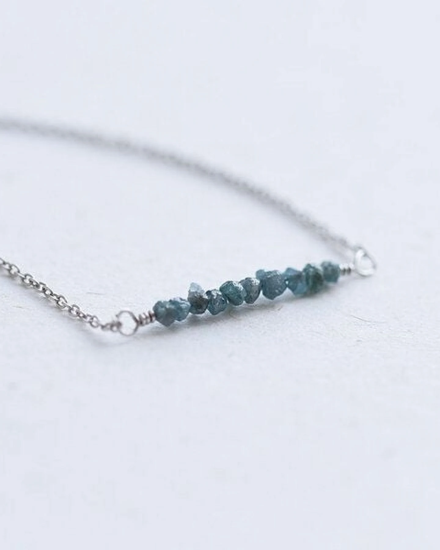 Eppi Goldener Choker mit blauen ungeschliffenen Diamanten Inaku – Ansicht 3