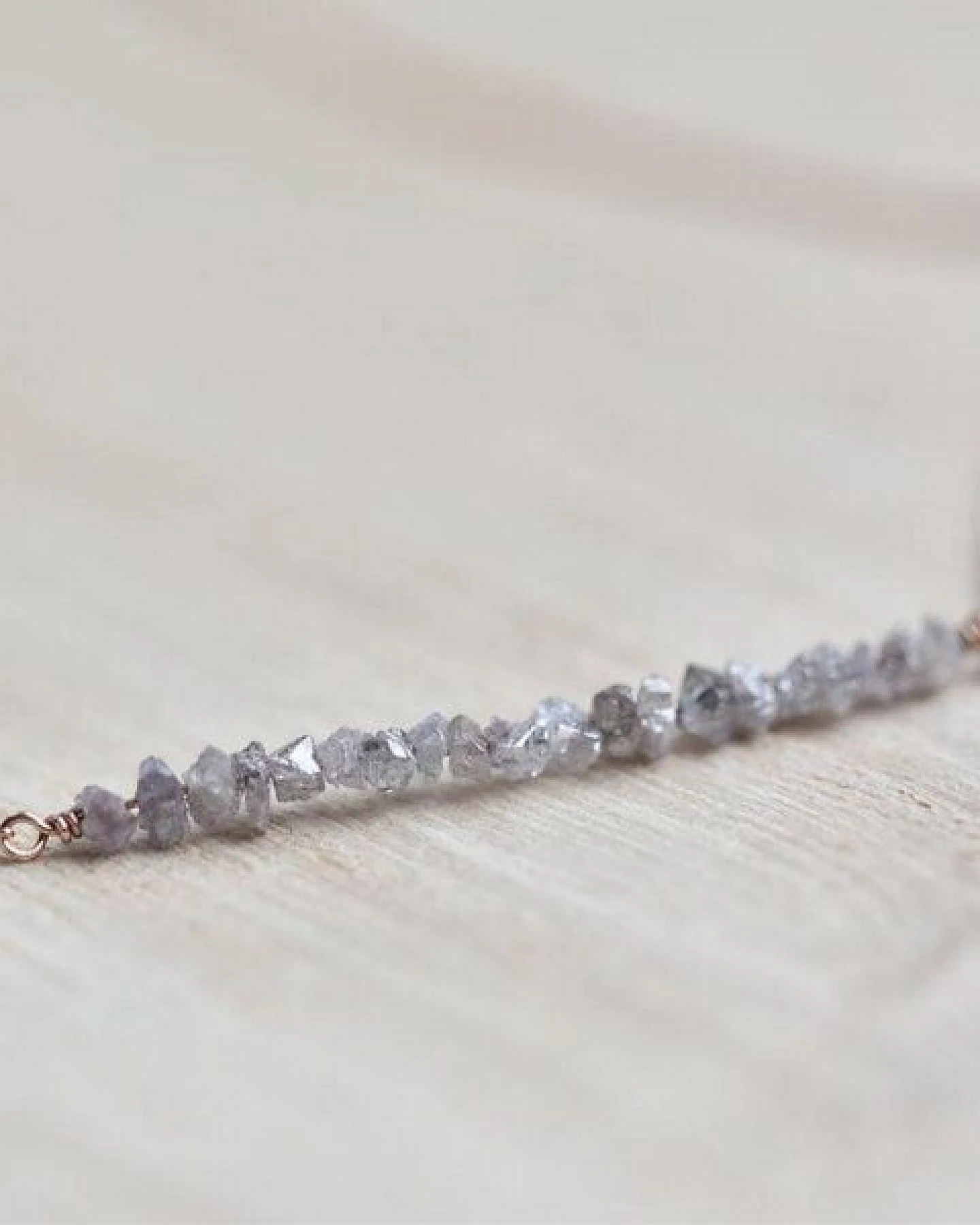 Eppi Goldener Choker mit rosa ungeschliffenen Diamanten Wandalee – Ansicht 3