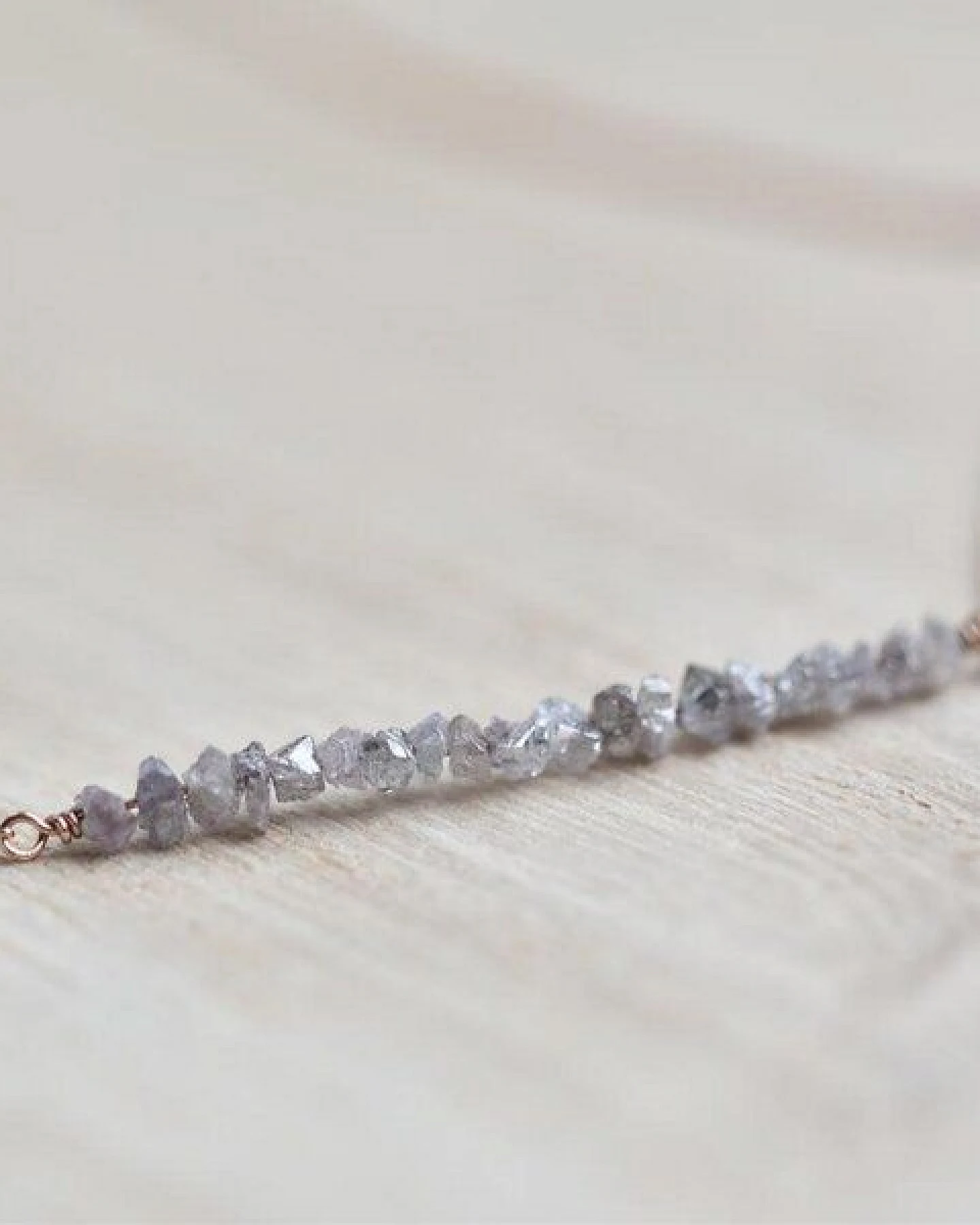 Eppi Goldener Choker mit rosa ungeschliffenen Diamanten Wandalee – Ansicht 3