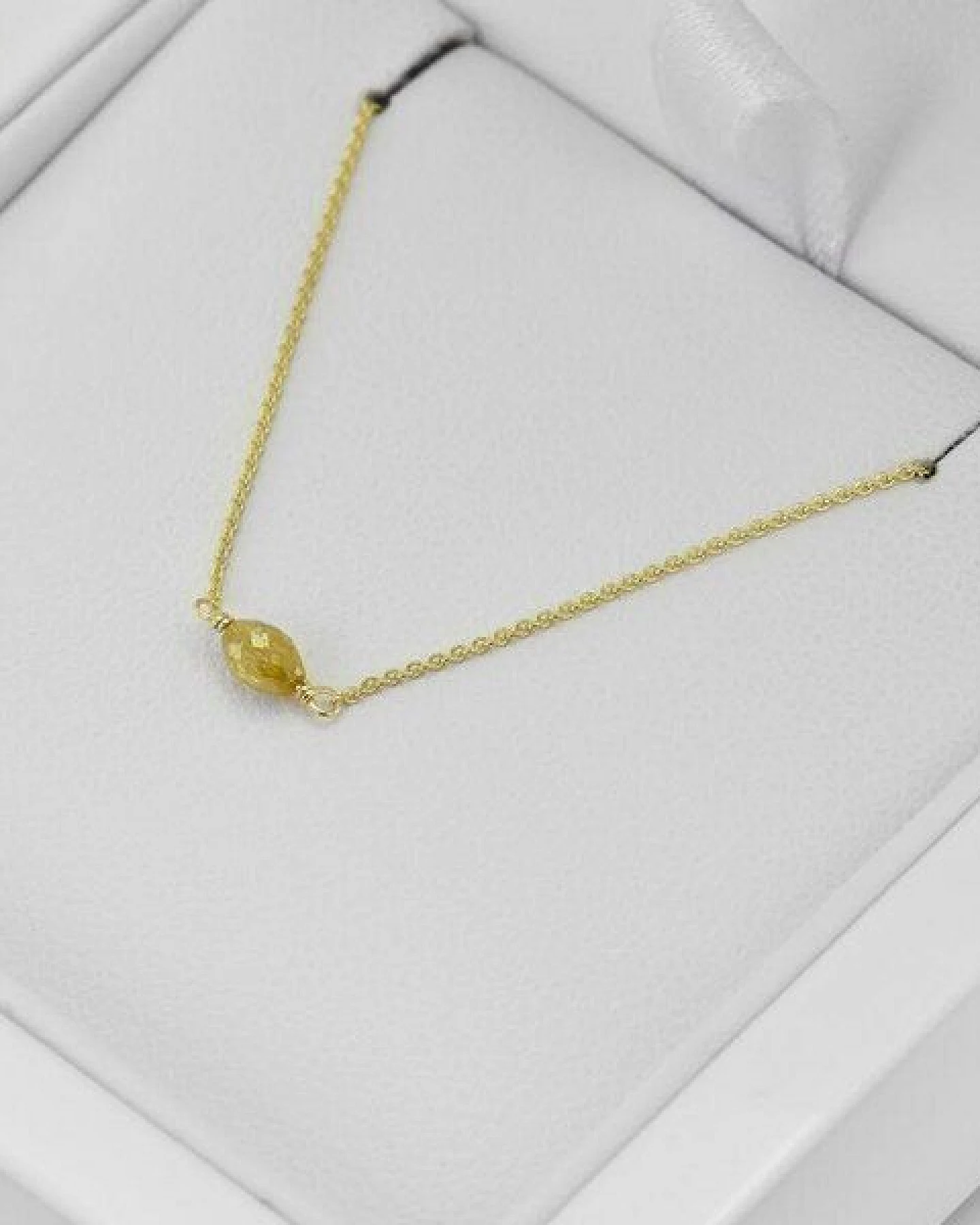 Eppi Goldener Choker mit gelbem Diamant Melodei – Ansicht 3