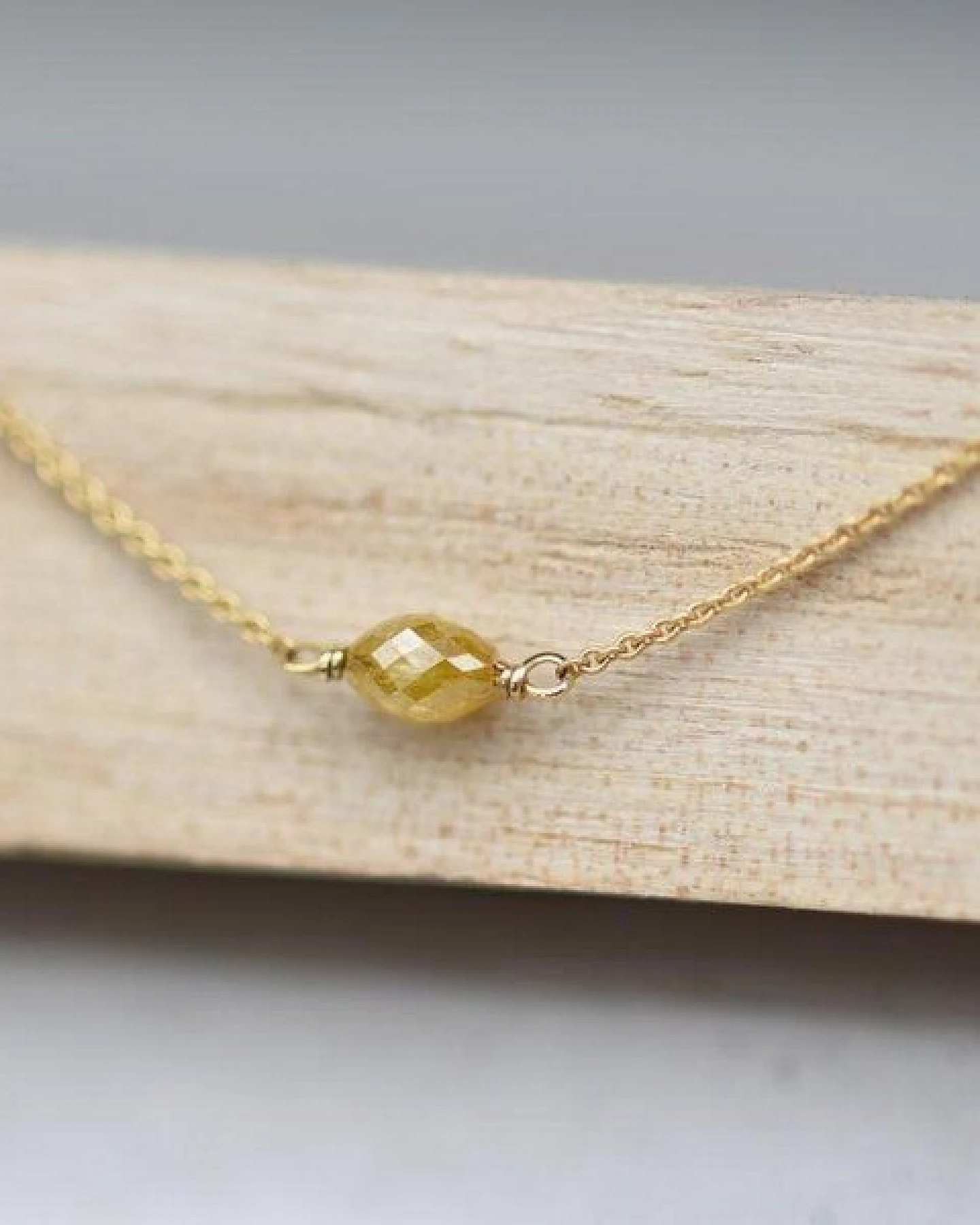 Eppi Goldener Choker mit gelbem Diamant Melodei – Ansicht 4