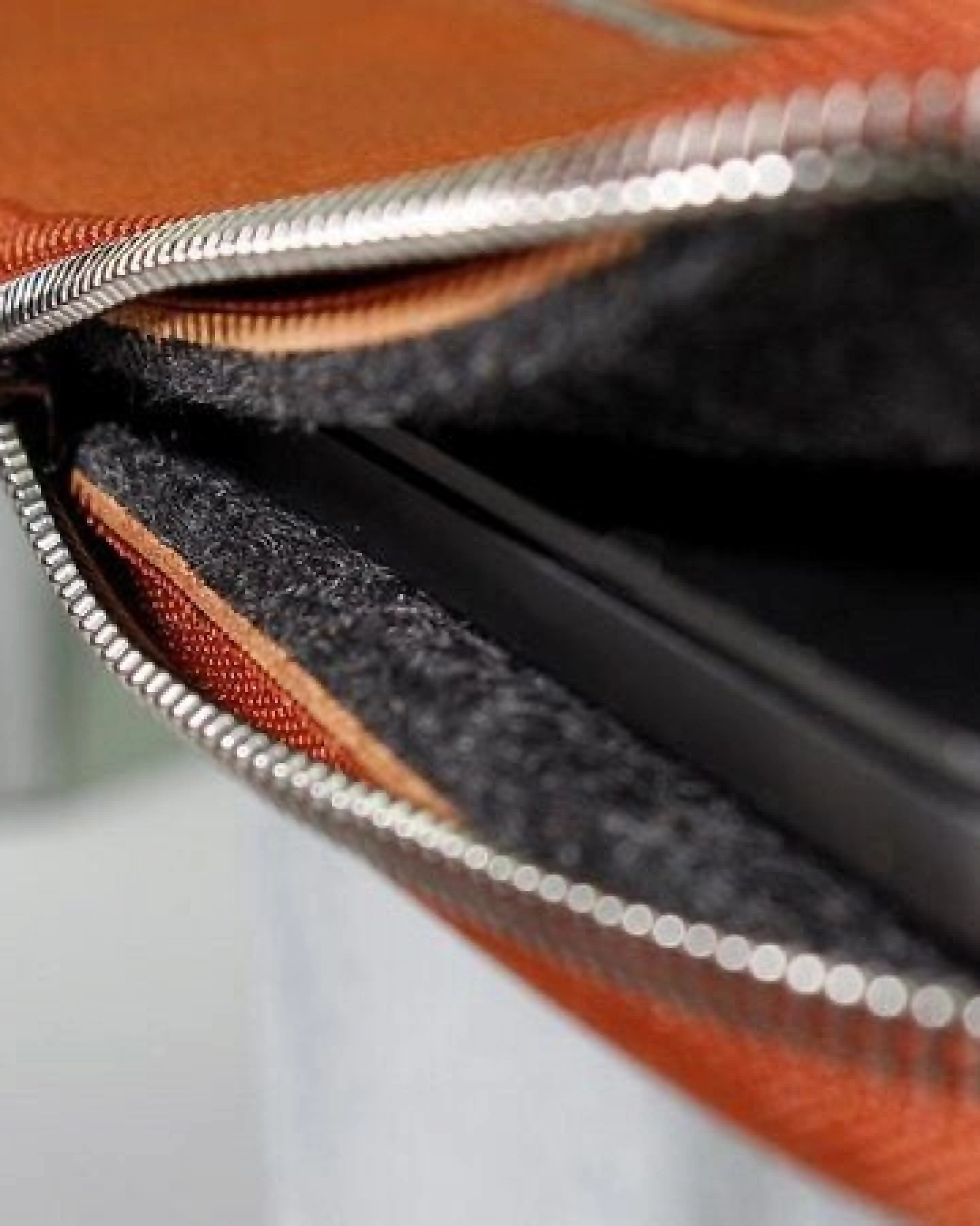 GOOD WILHELM Macbook Pro / Air Hülle Leder mit Zusatzfach FRIEDRICH – Ansicht 3