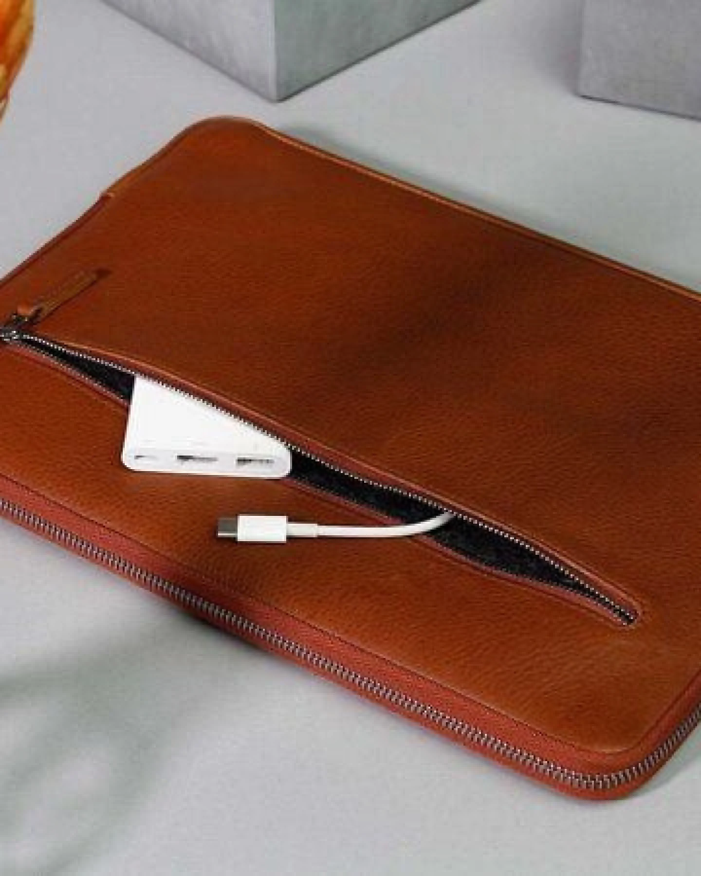 GOOD WILHELM Macbook Pro / Air Hülle Leder mit Zusatzfach FRIEDRICH – Ansicht 4