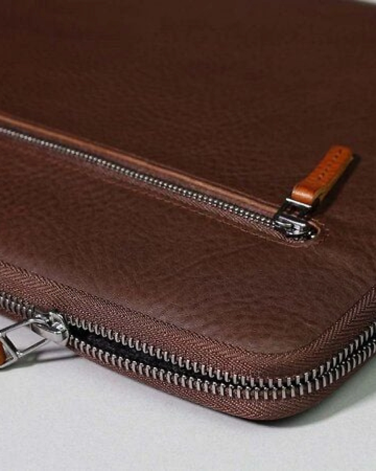GOOD WILHELM Macbook Pro / Air Hülle Leder mit Zusatzfach FRIEDRICH – Ansicht 3