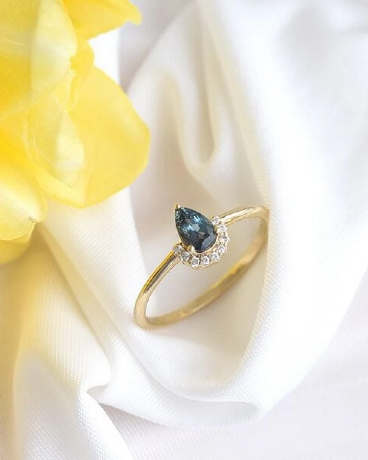 Eppi Goldener Ring mit Alexandrit und Diamanten Pallavi
